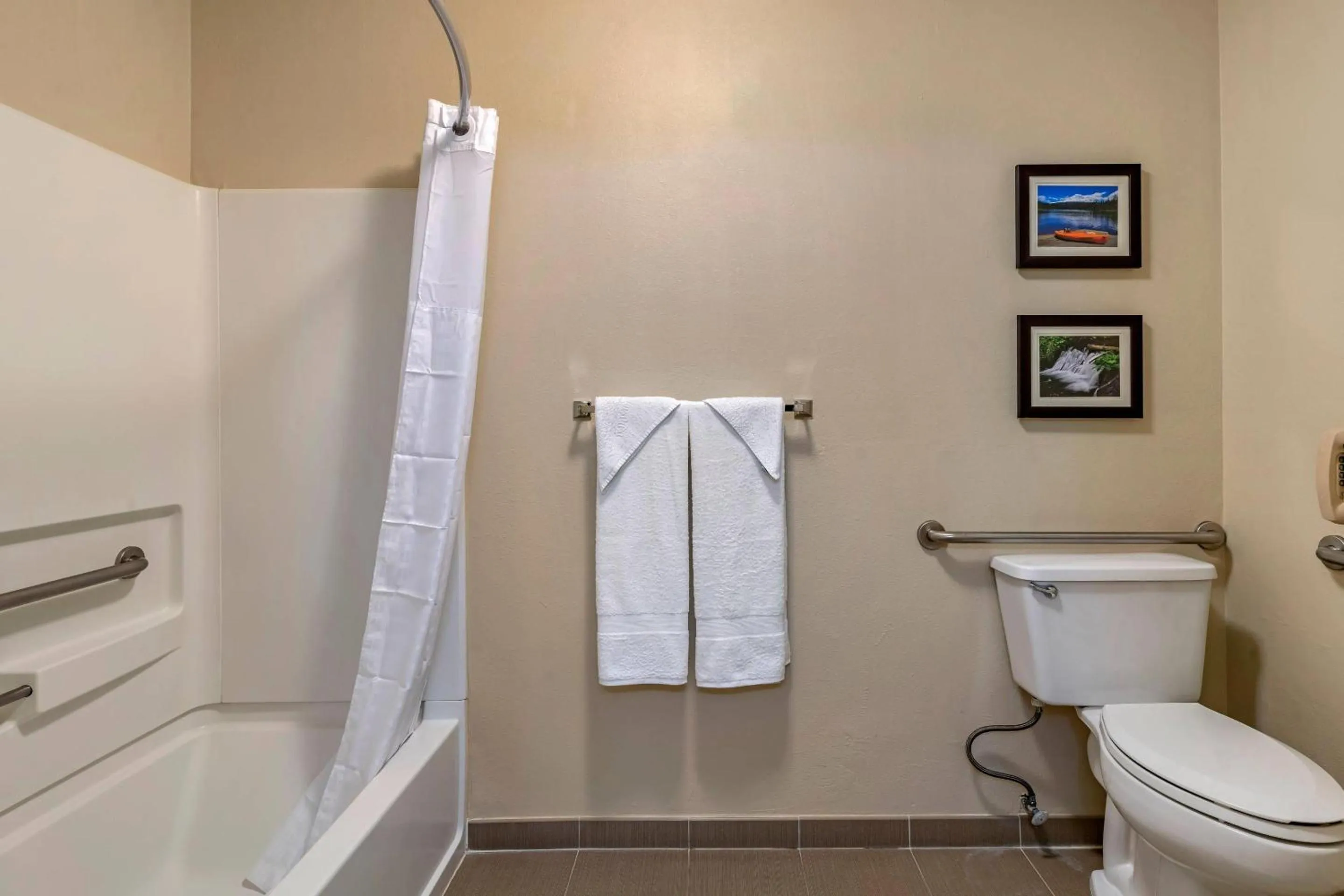 Bedroom in Comfort Inn Columbia Gorge