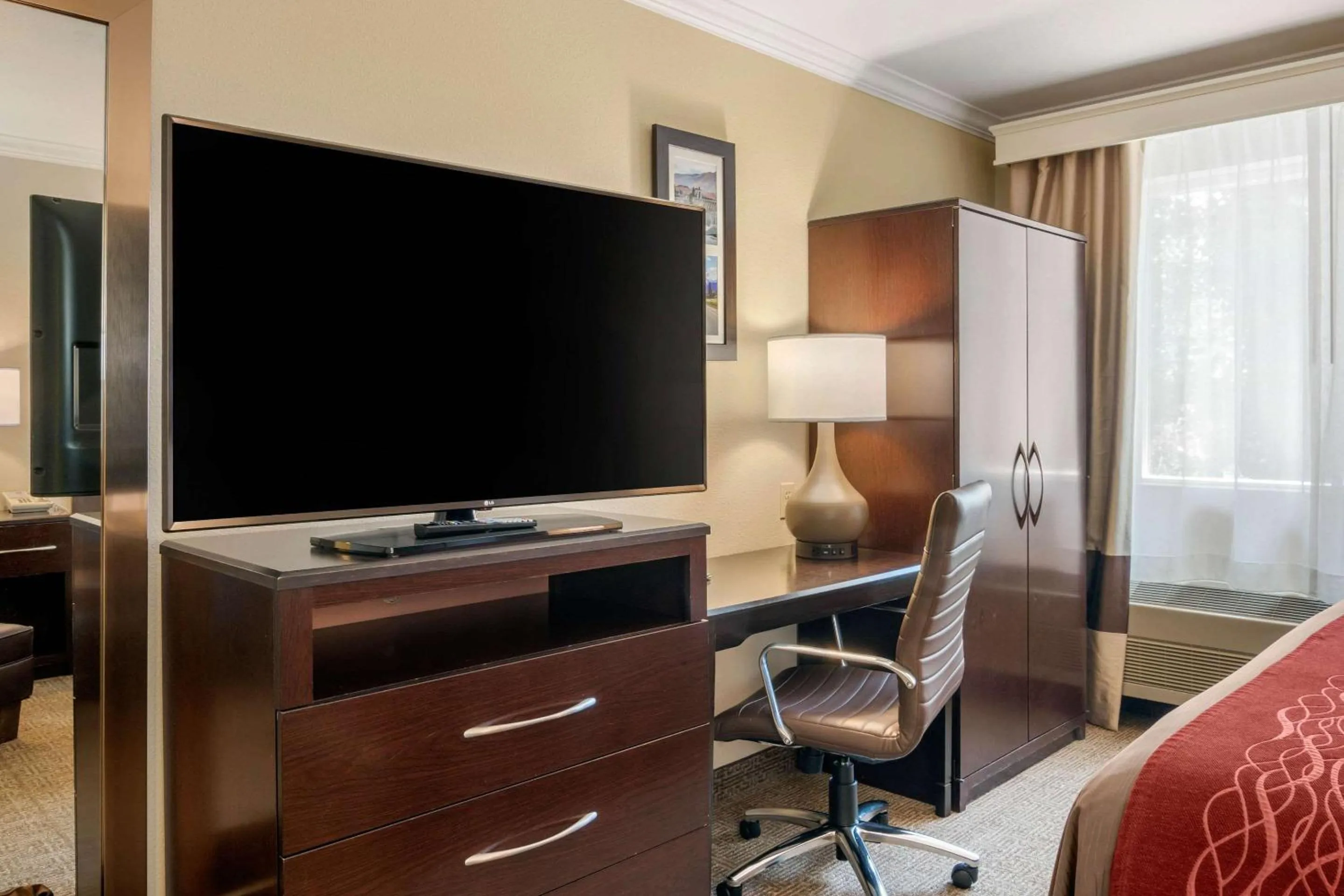 Photo of the whole room, Bed in Comfort Inn Columbia Gorge