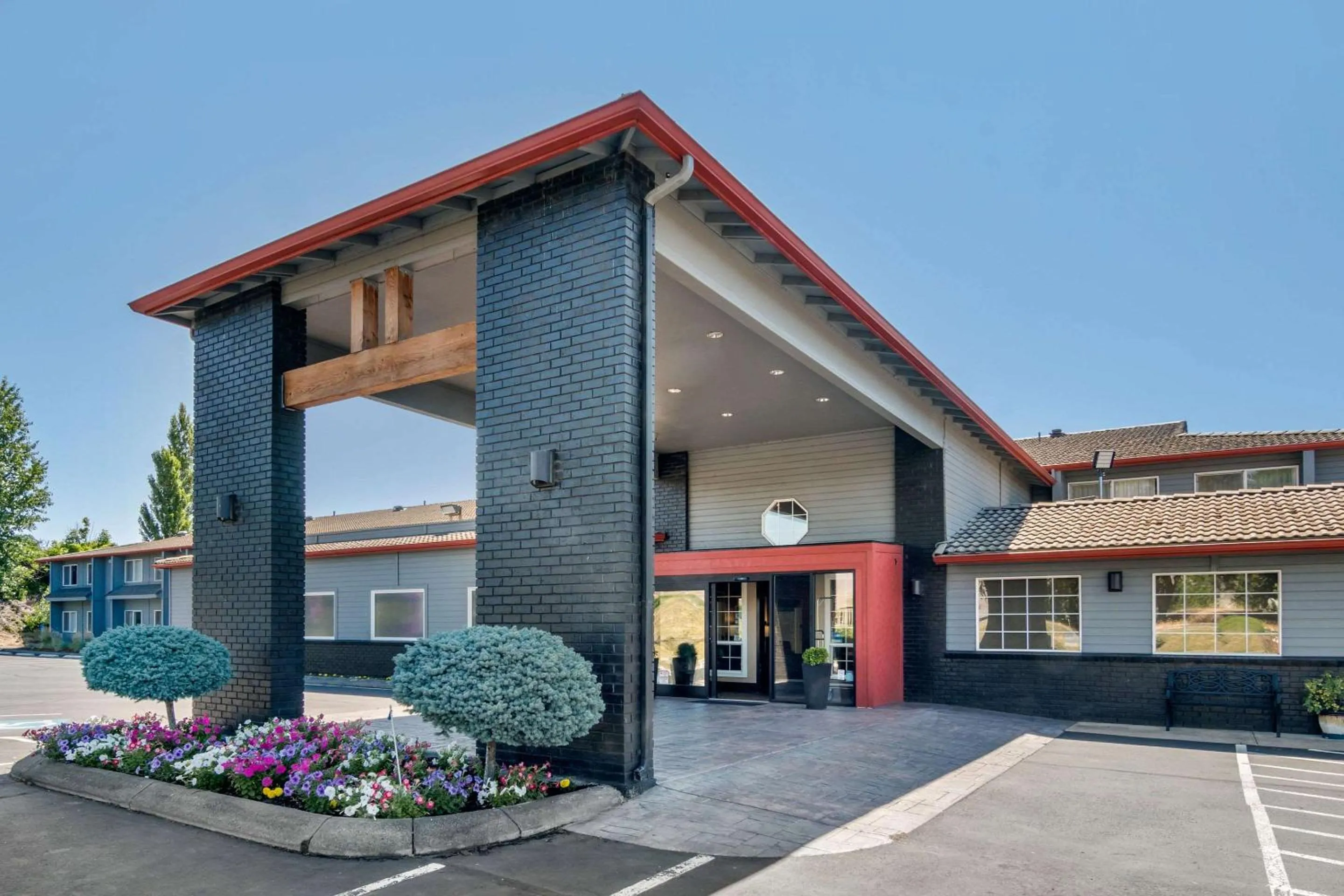 Property building in Comfort Inn Columbia Gorge