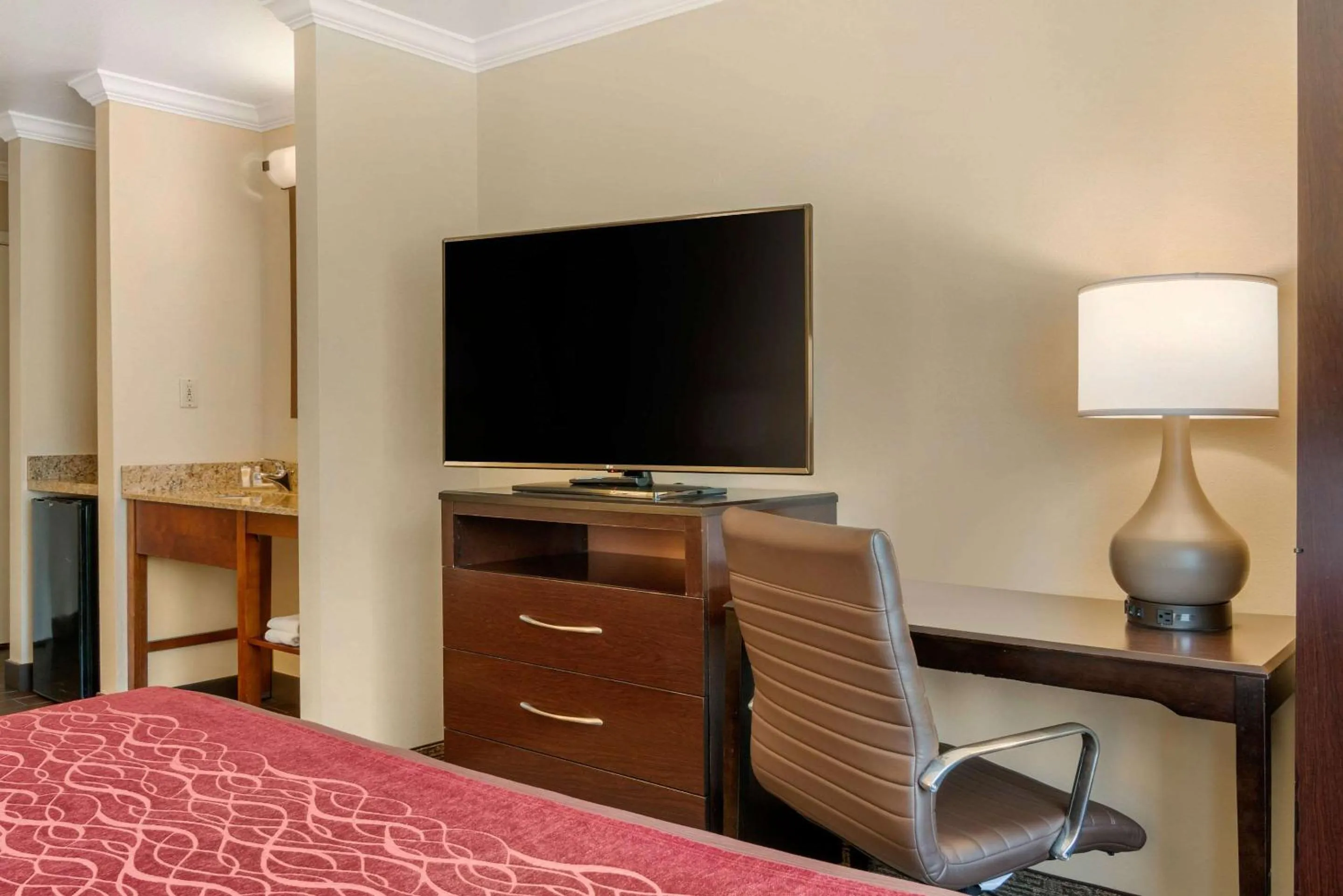 Photo of the whole room, Bed in Comfort Inn Columbia Gorge