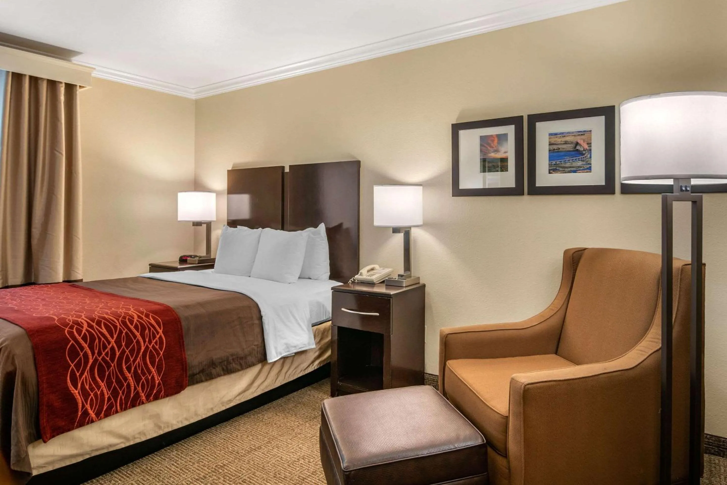 Photo of the whole room, Bed in Comfort Inn Columbia Gorge