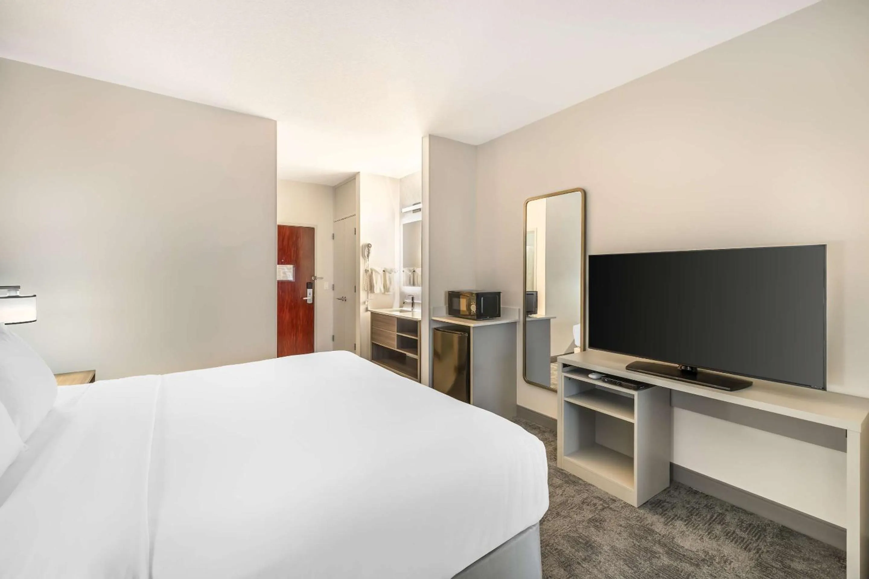 Bedroom, Bed in Comfort Suites Redmond Airport