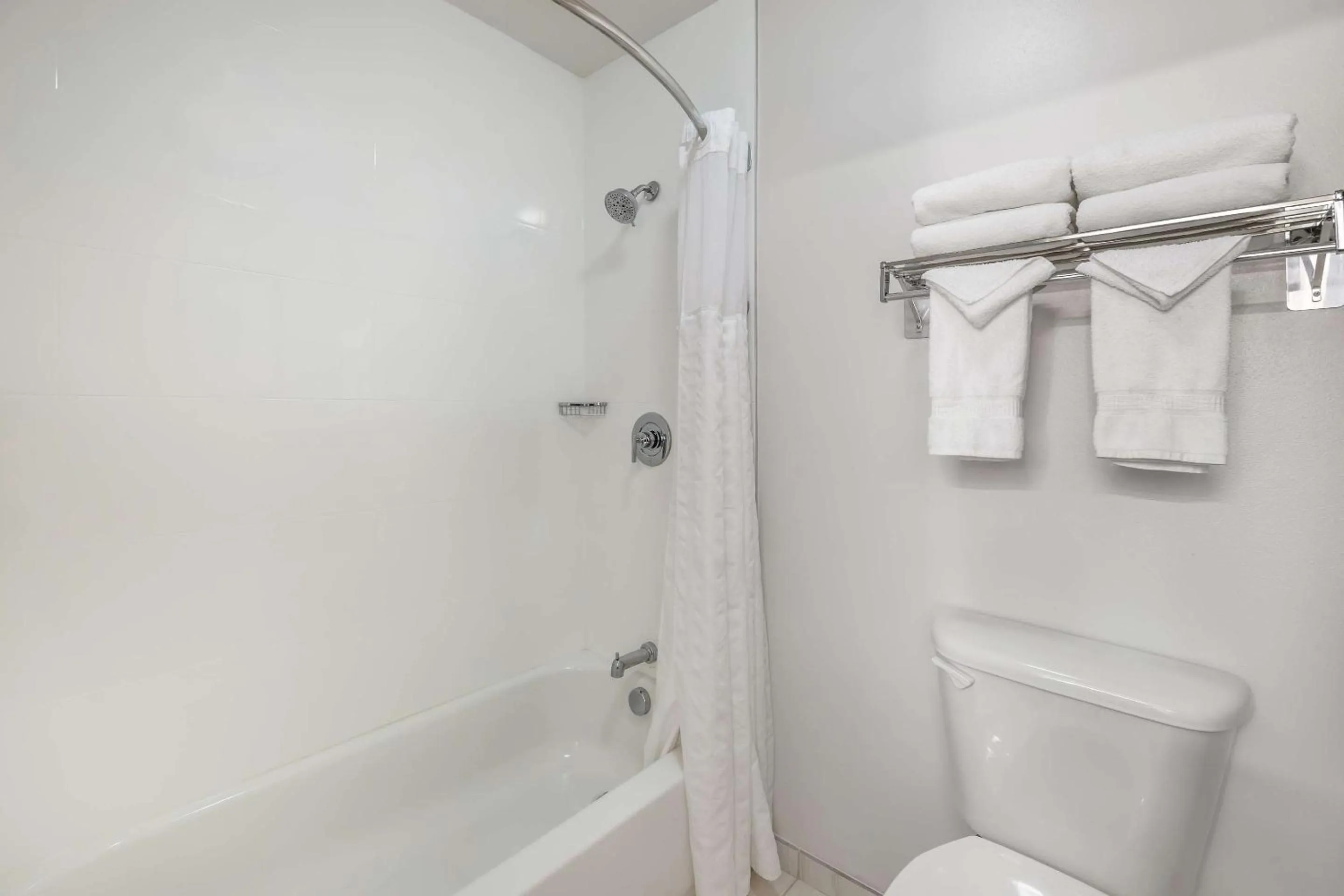 Bedroom in Comfort Suites Redmond Airport