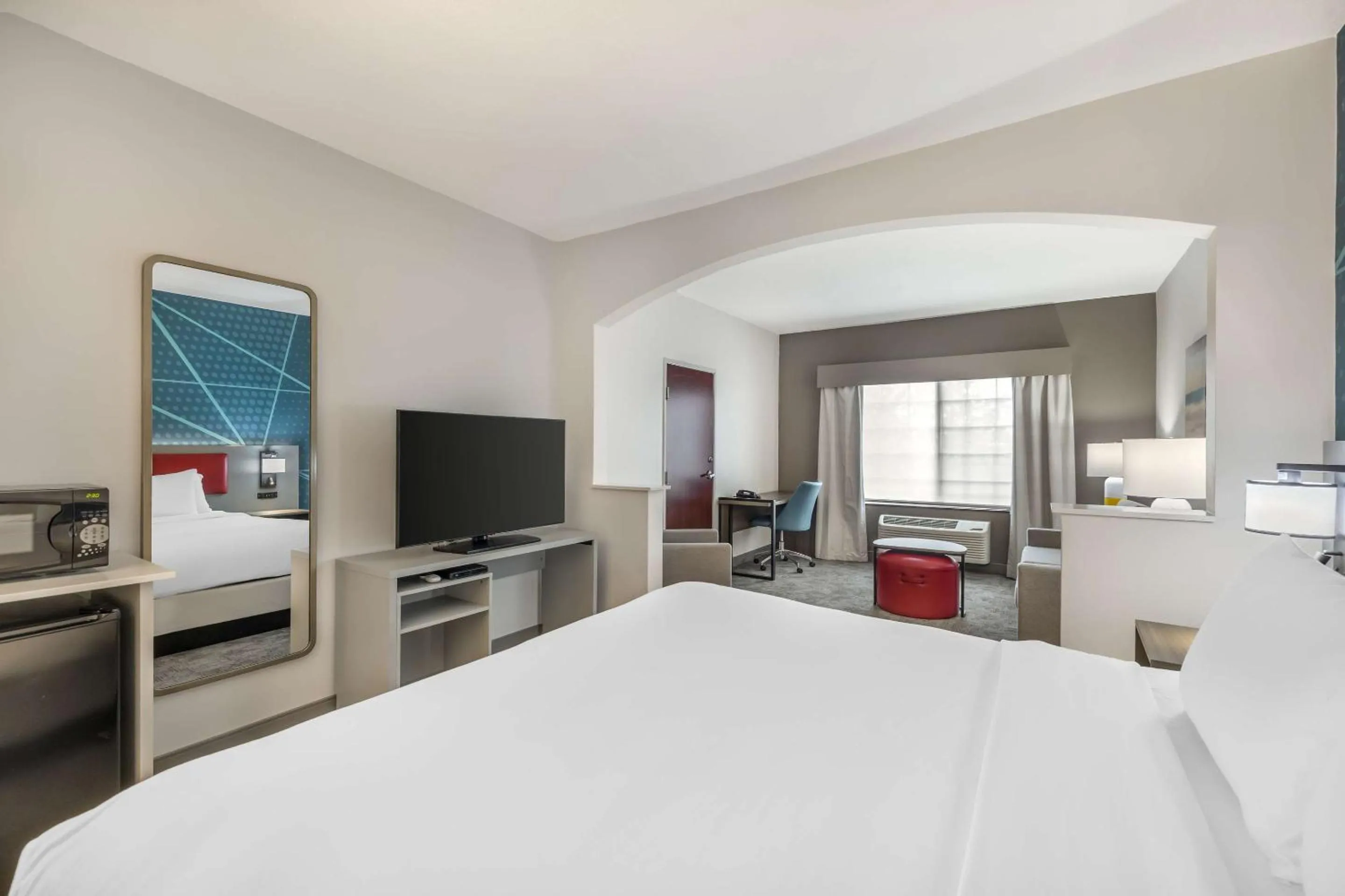 Bedroom, Bed in Comfort Suites Redmond Airport