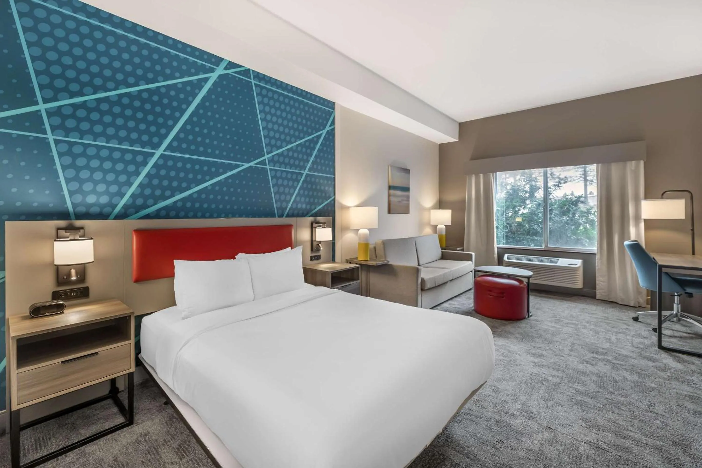 Bedroom, Bed in Comfort Suites Redmond Airport