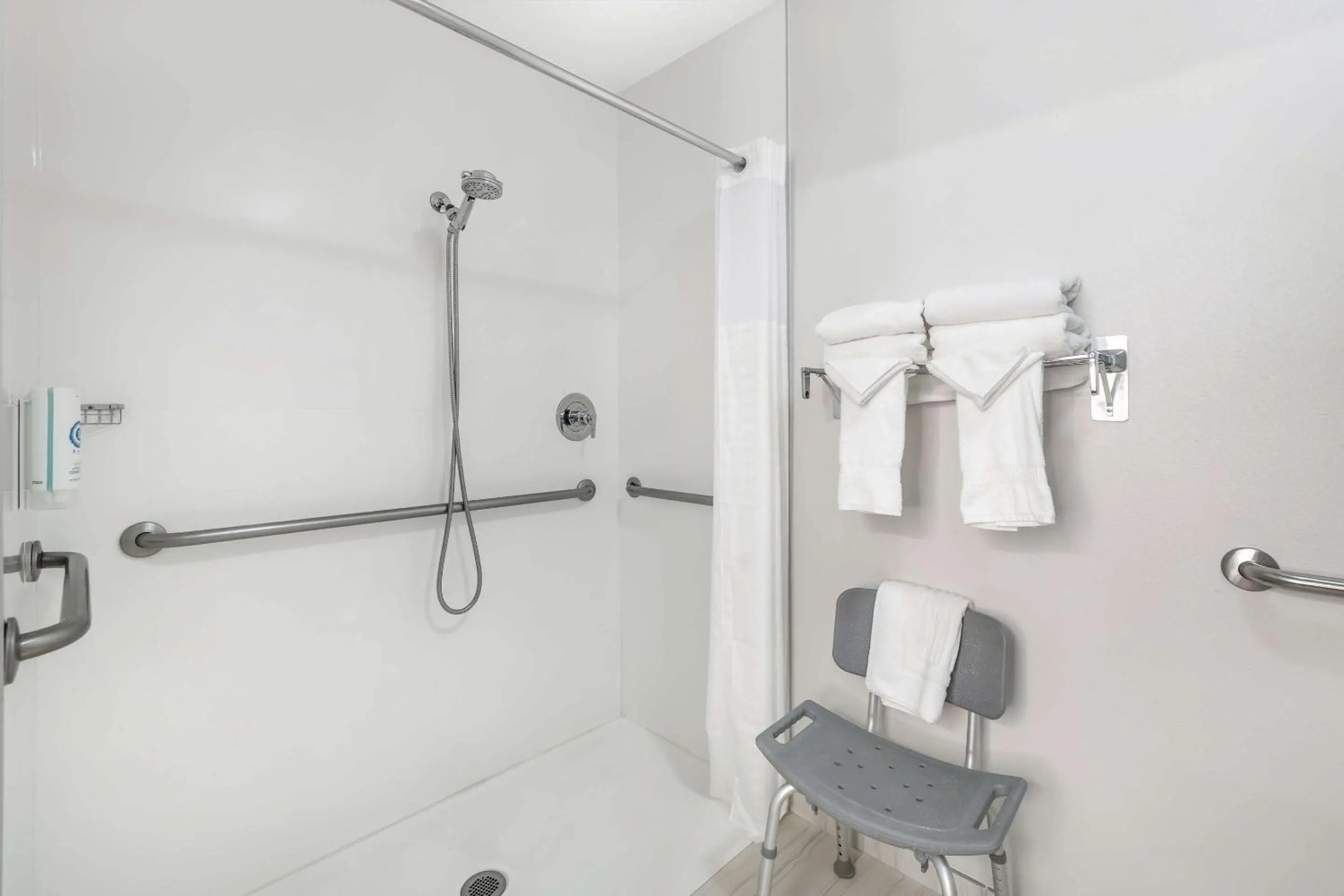 Bedroom in Comfort Suites Redmond Airport