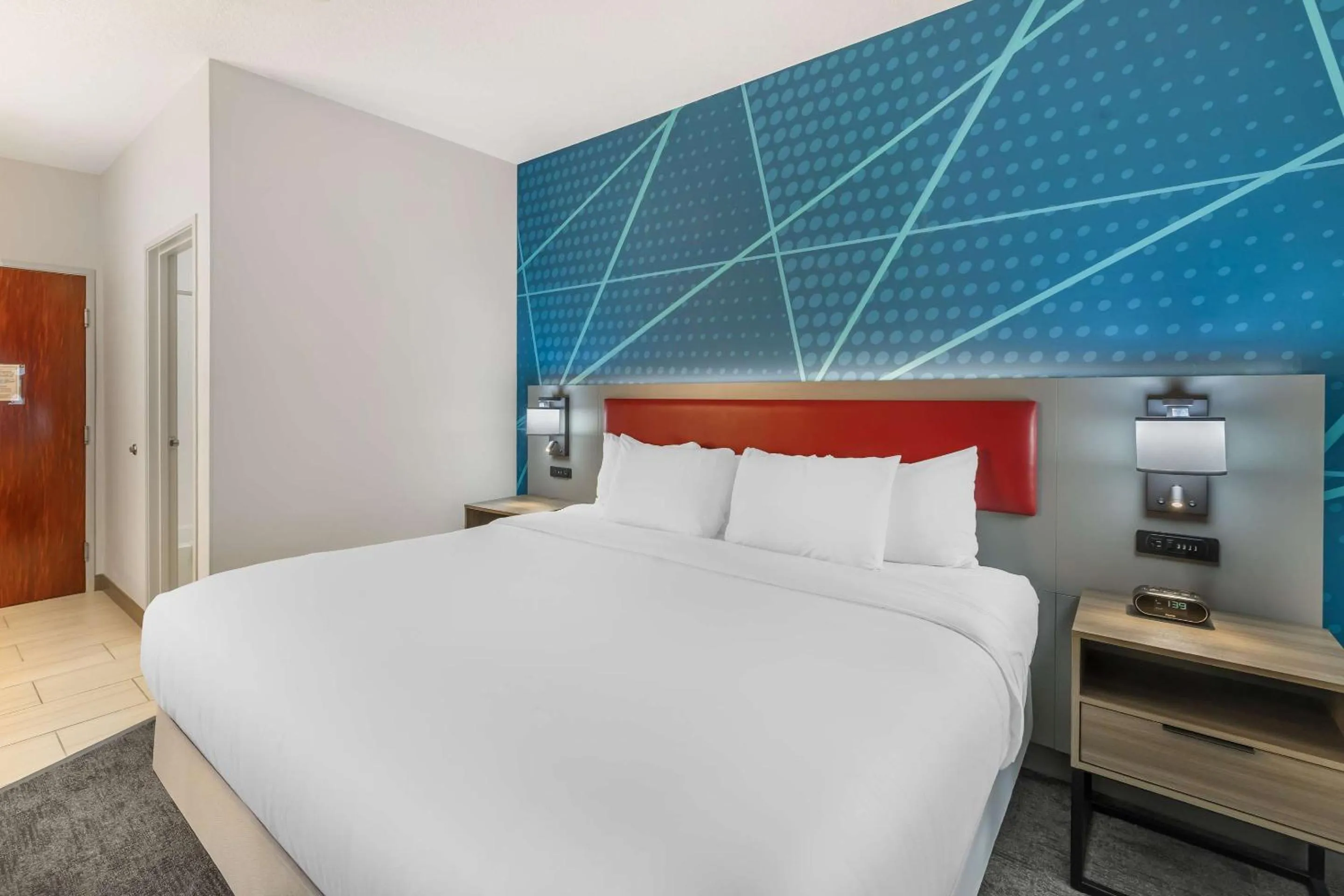 Bedroom, Bed in Comfort Suites Redmond Airport