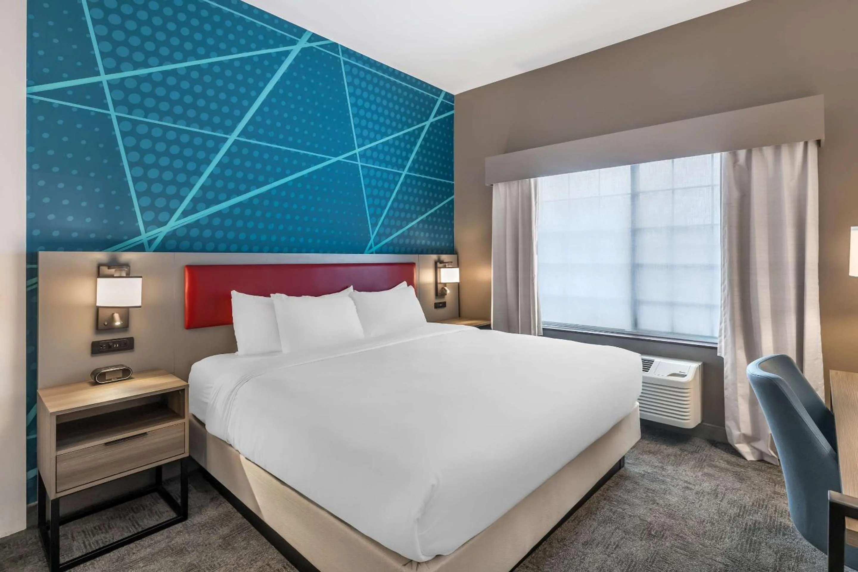 Bedroom, Bed in Comfort Suites Redmond Airport