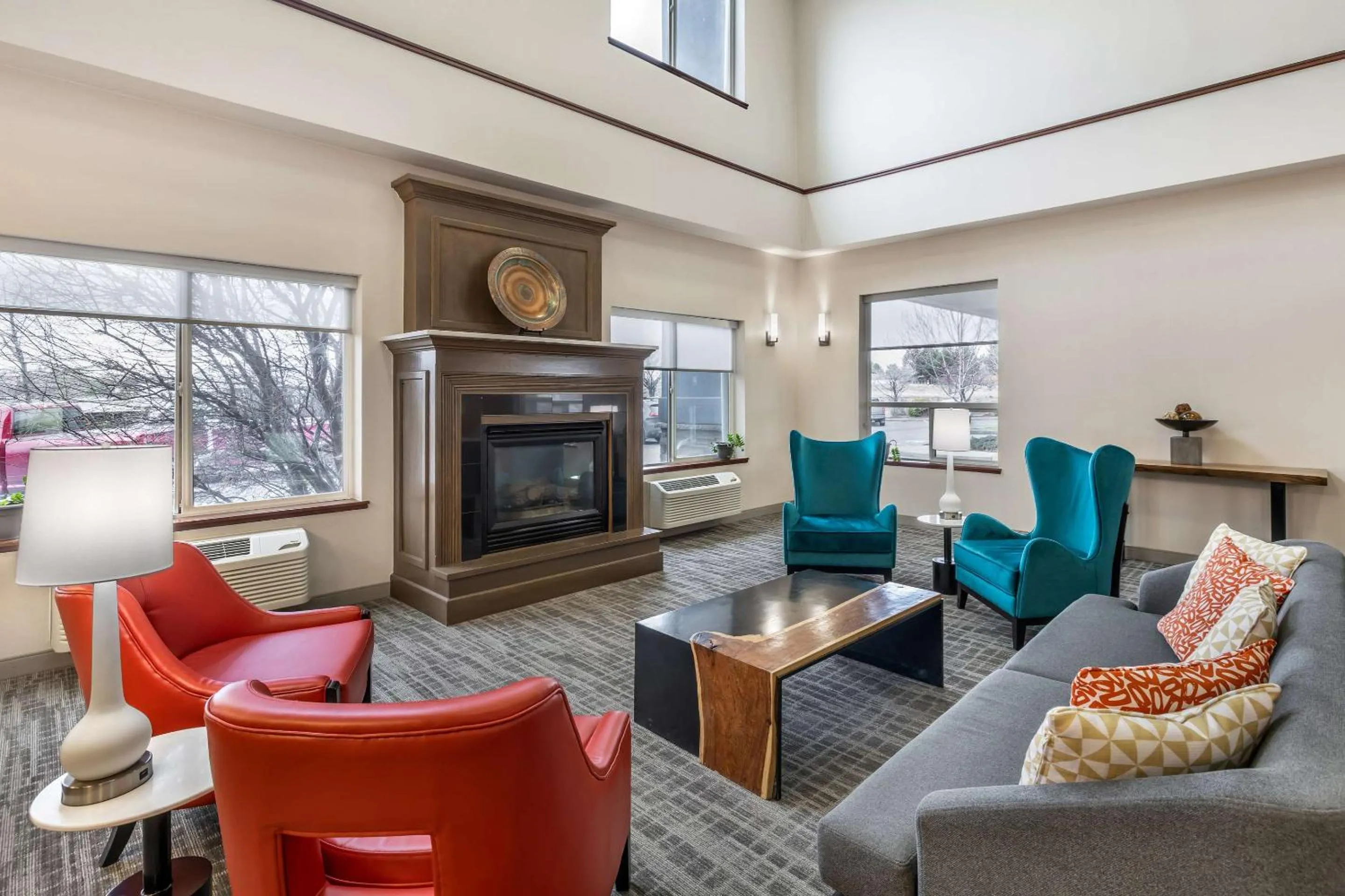 Lobby or reception in Comfort Suites Redmond Airport