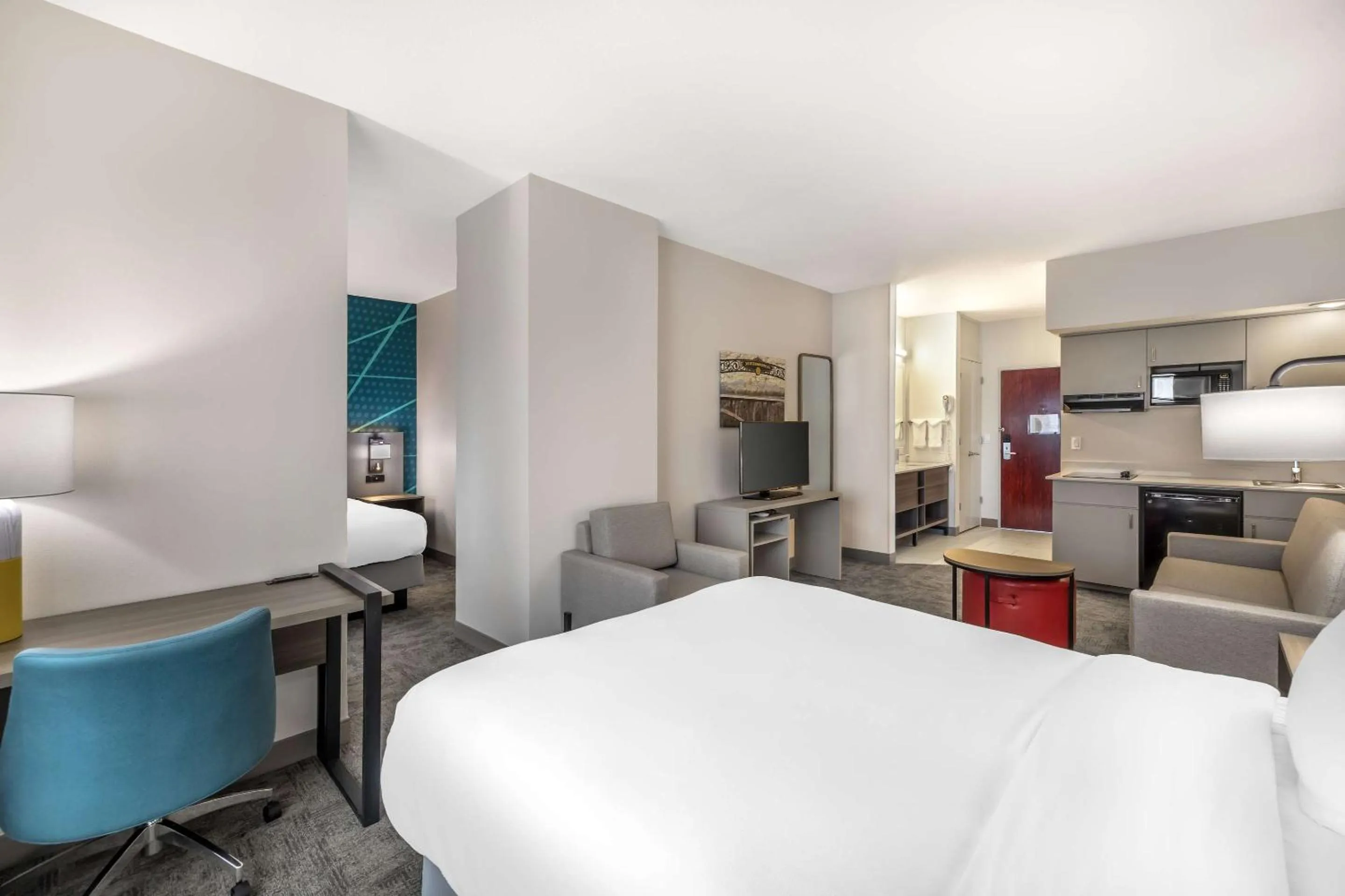 Bedroom, Bed in Comfort Suites Redmond Airport