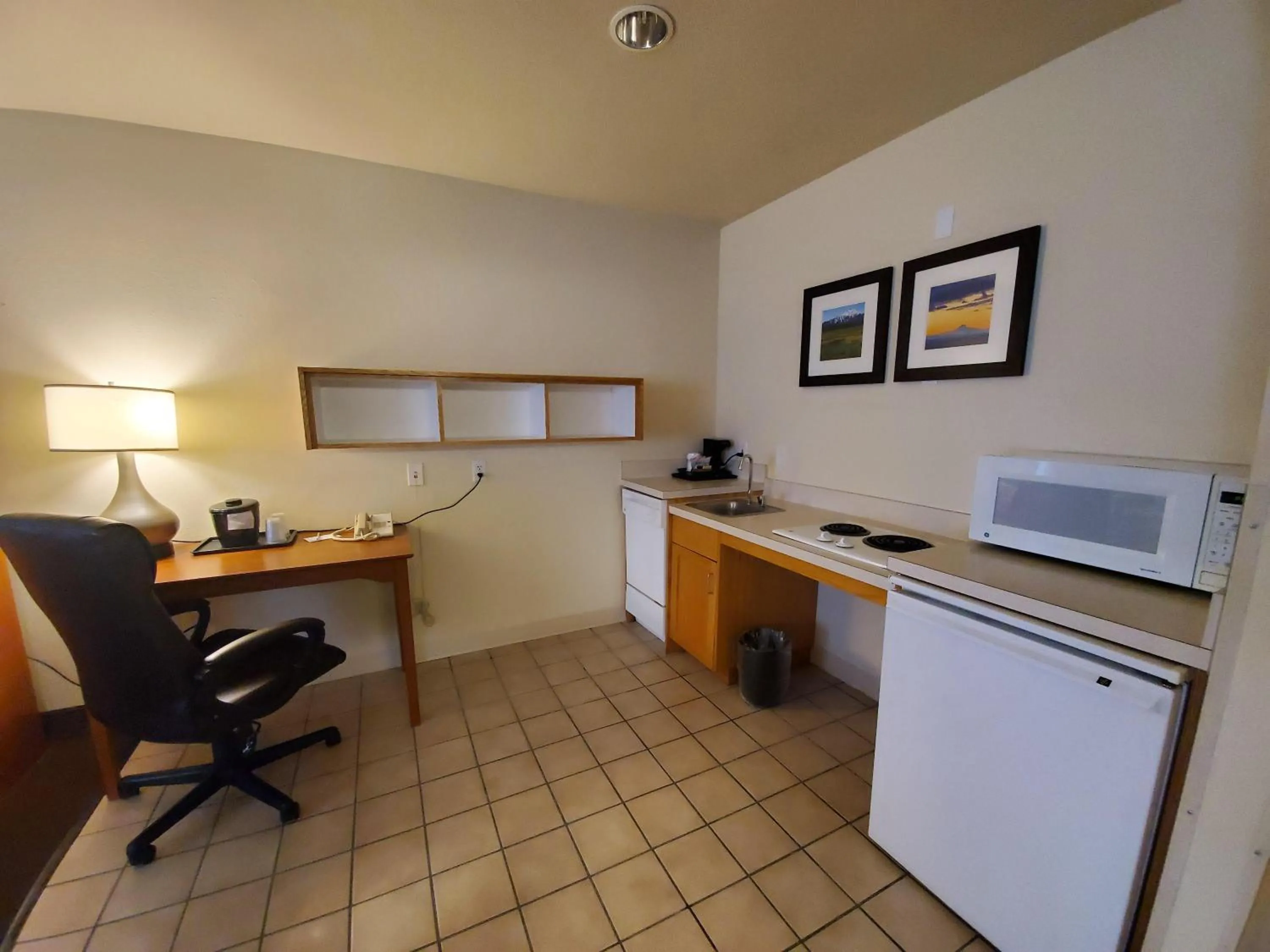 Kitchen or kitchenette in Country Inn & Suites by Radisson, Bend, OR
