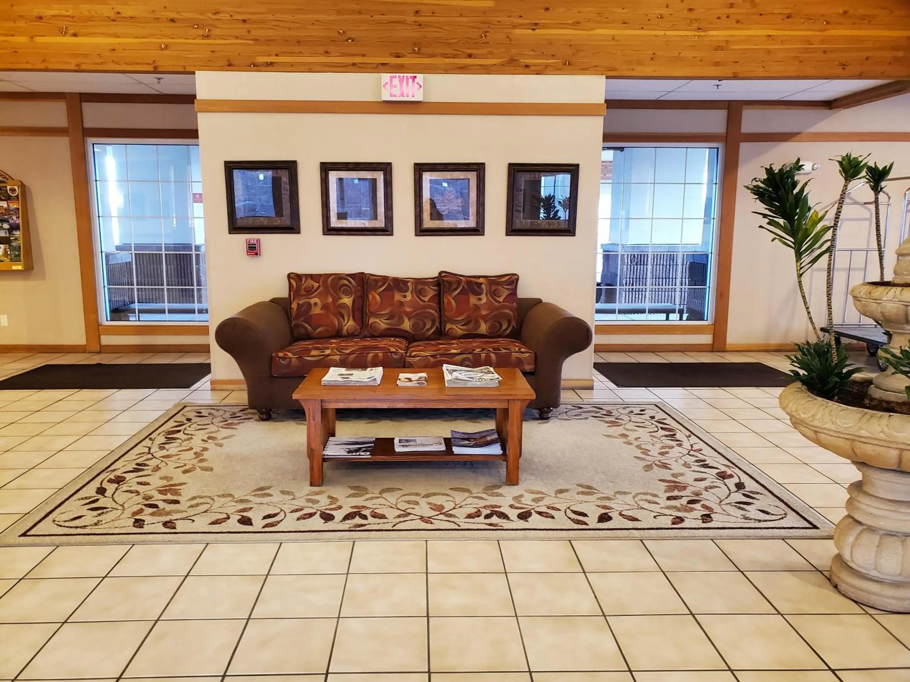 Living room in Country Inn & Suites by Radisson, Bend, OR