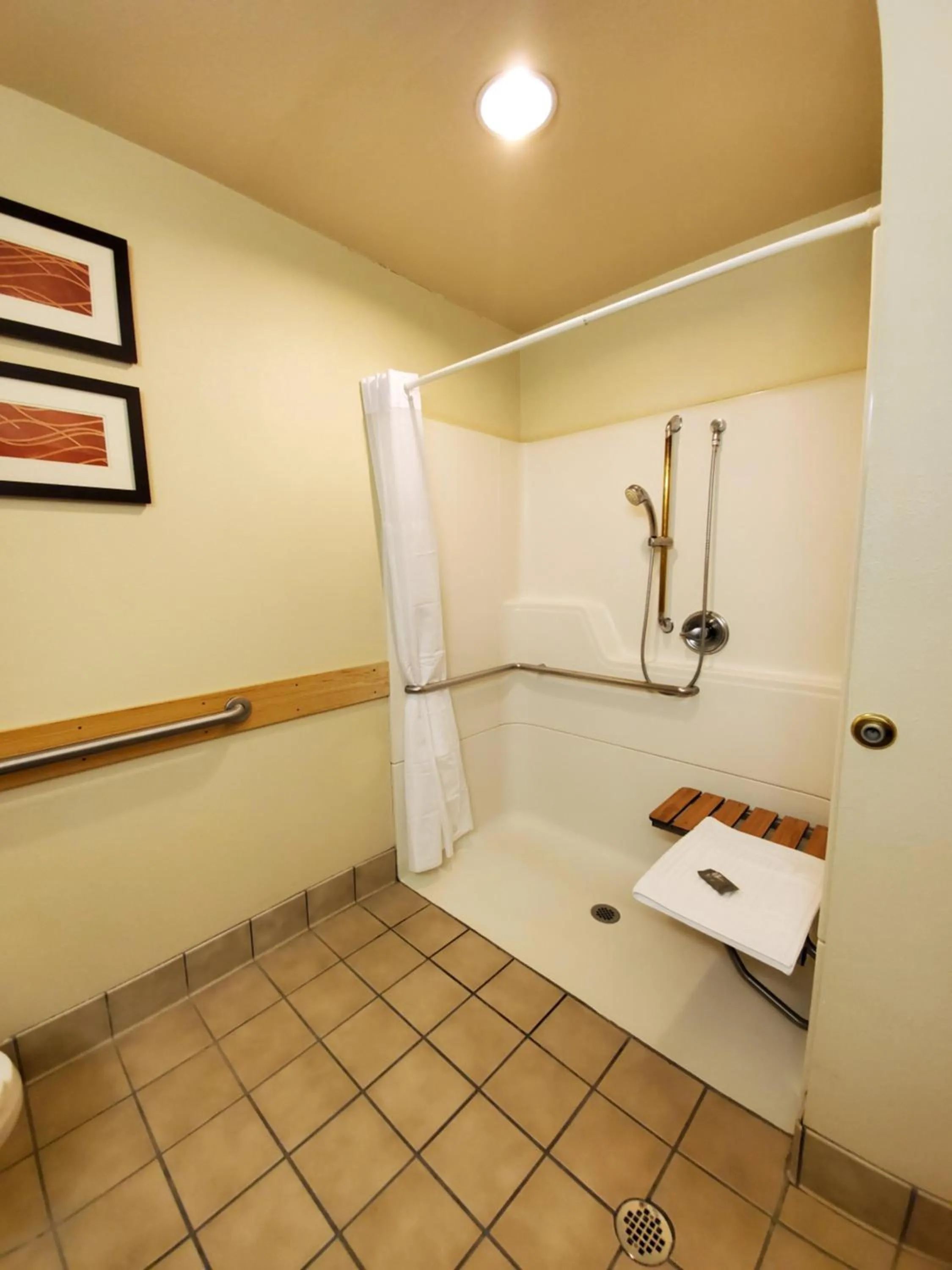 Shower in Country Inn & Suites by Radisson, Bend, OR
