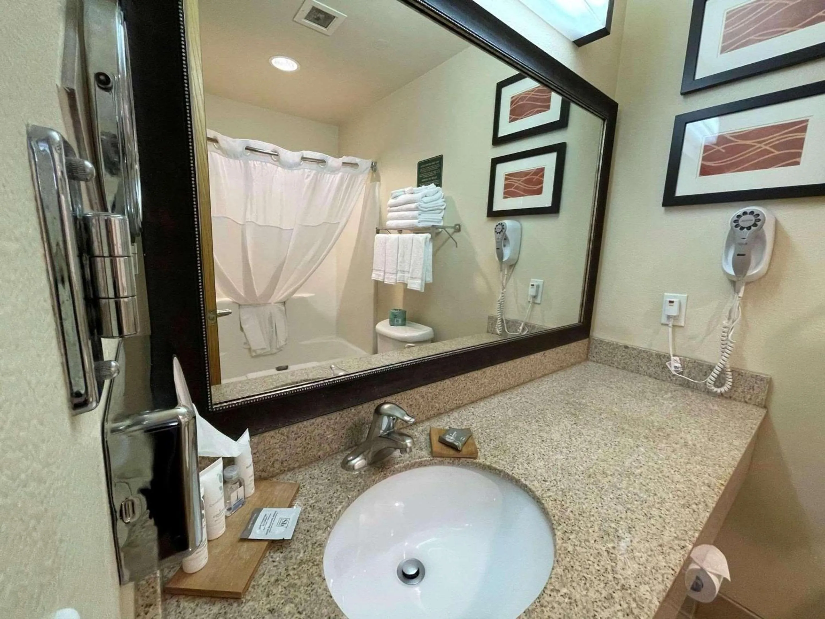 Bedroom in Country Inn & Suites by Radisson, Bend, OR