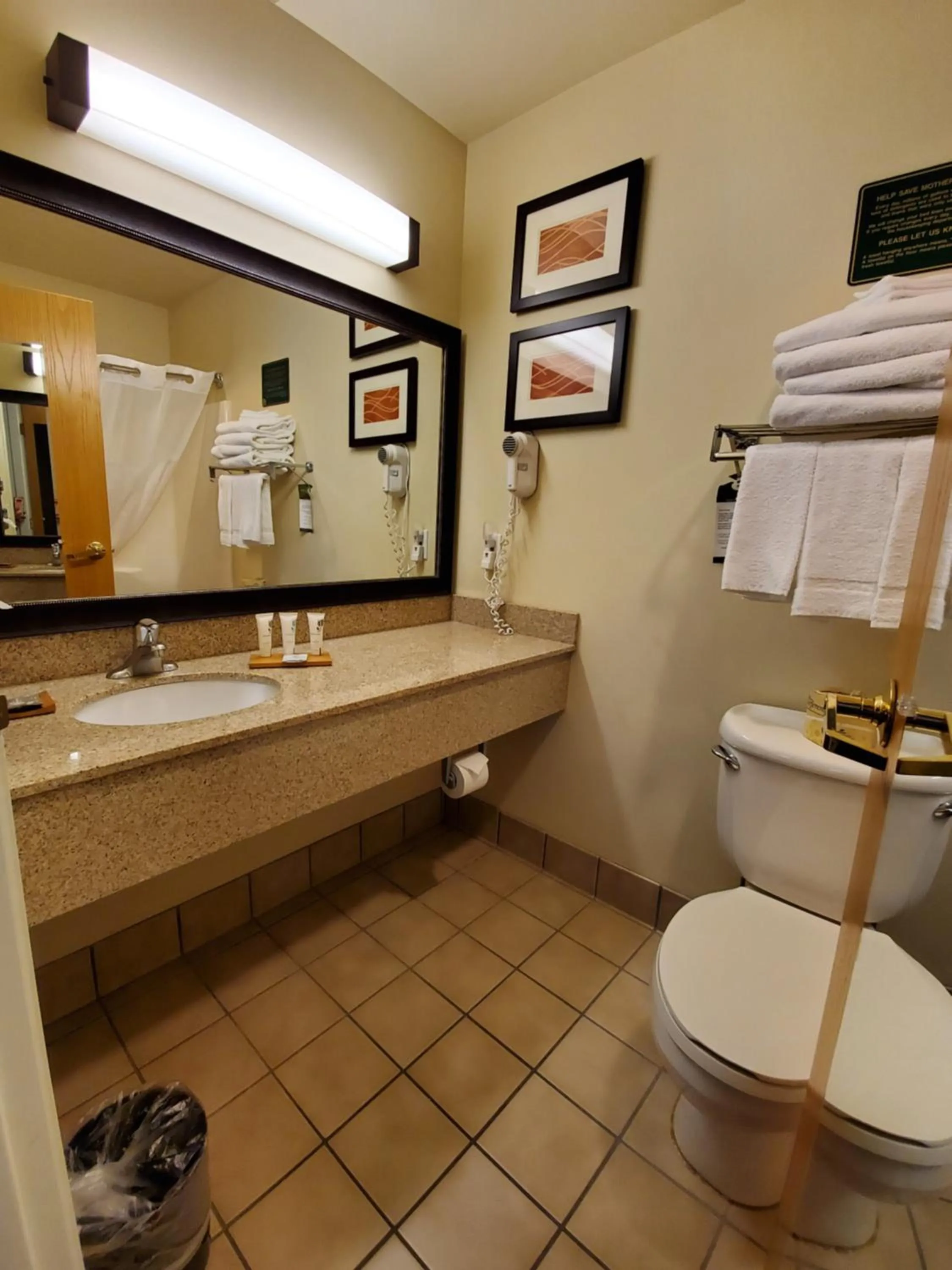 Toilet in Country Inn & Suites by Radisson, Bend, OR