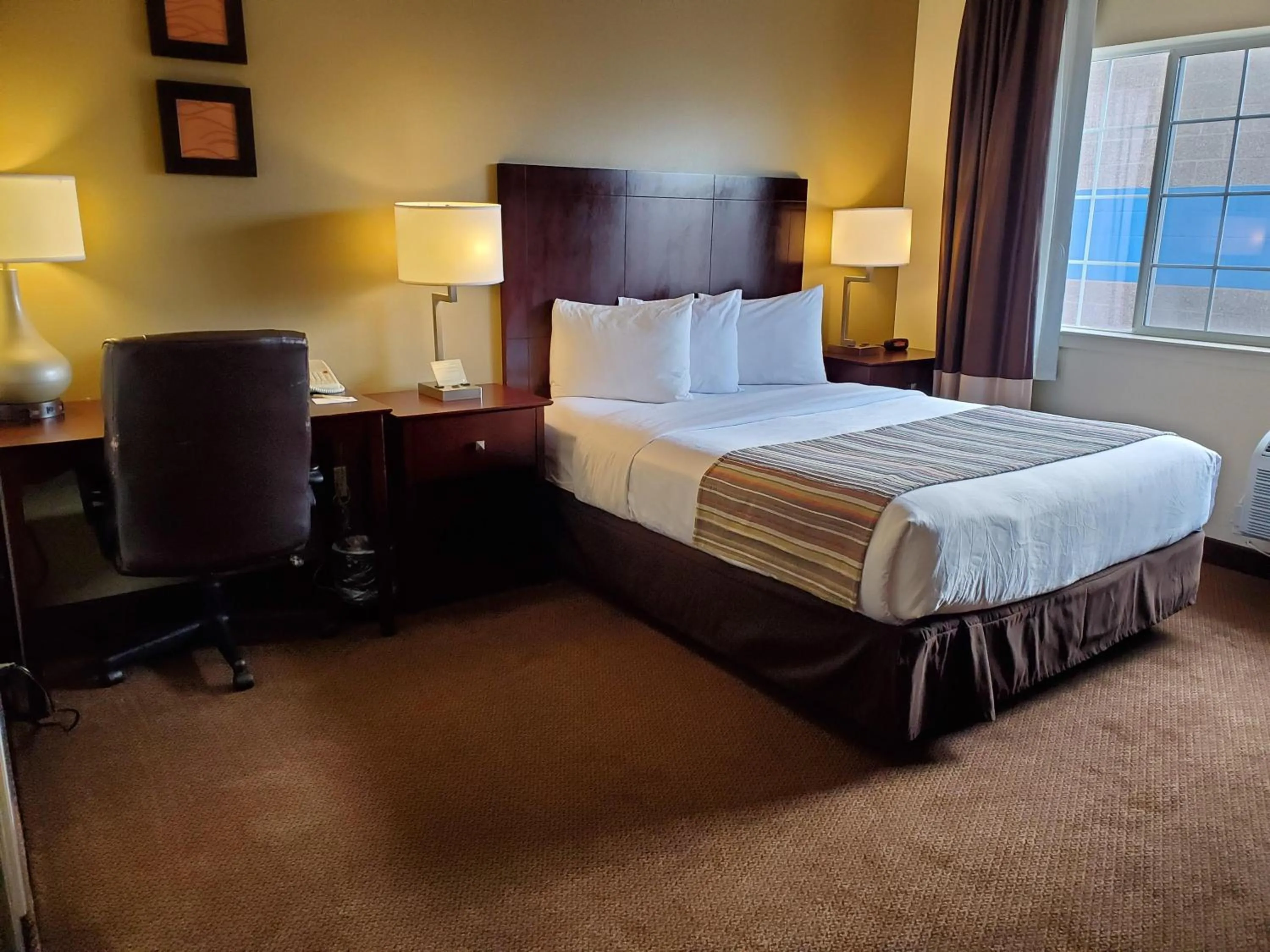 Bed in Country Inn & Suites by Radisson, Bend, OR