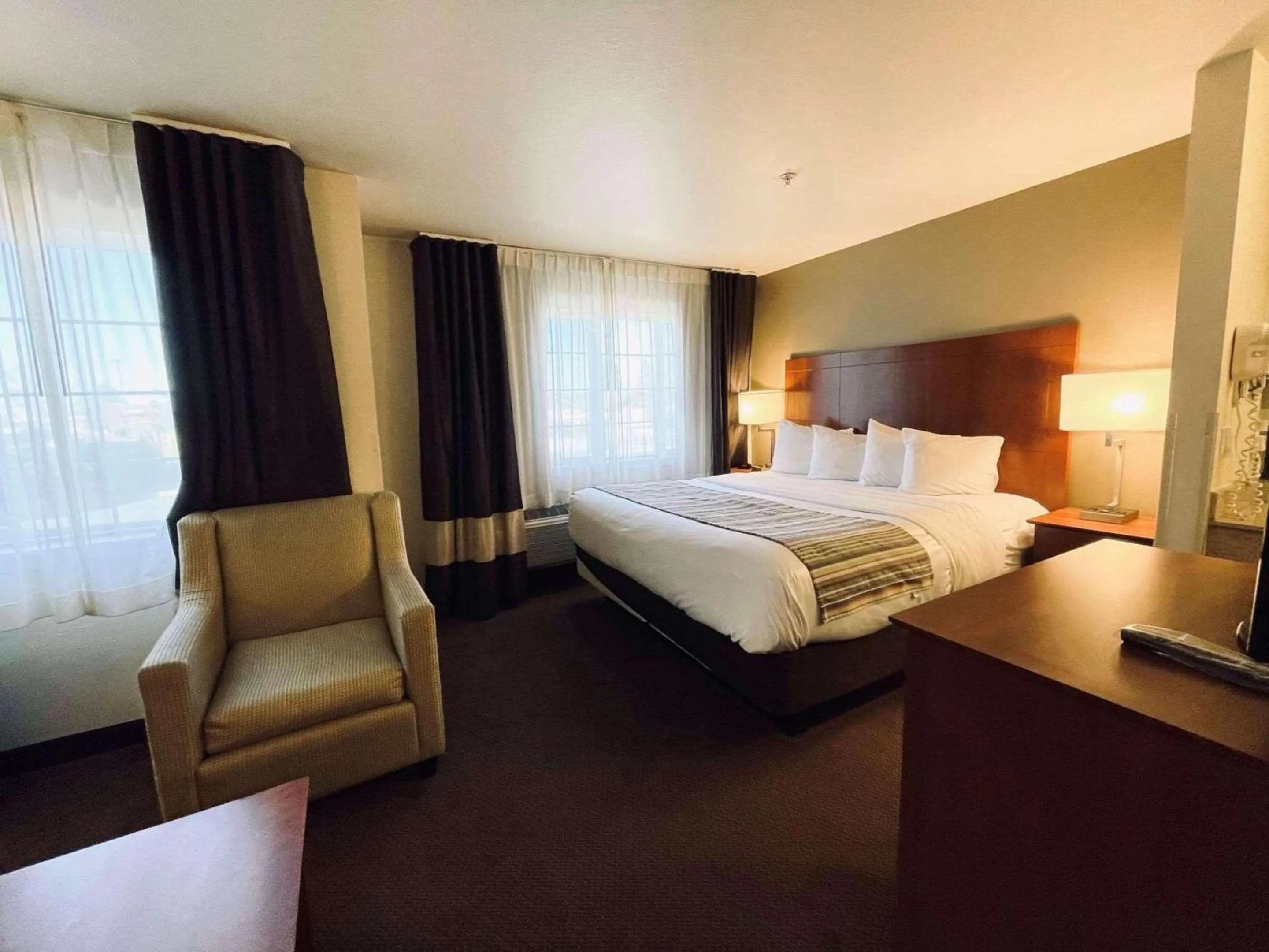 Bedroom, Bed in Country Inn & Suites by Radisson, Bend, OR