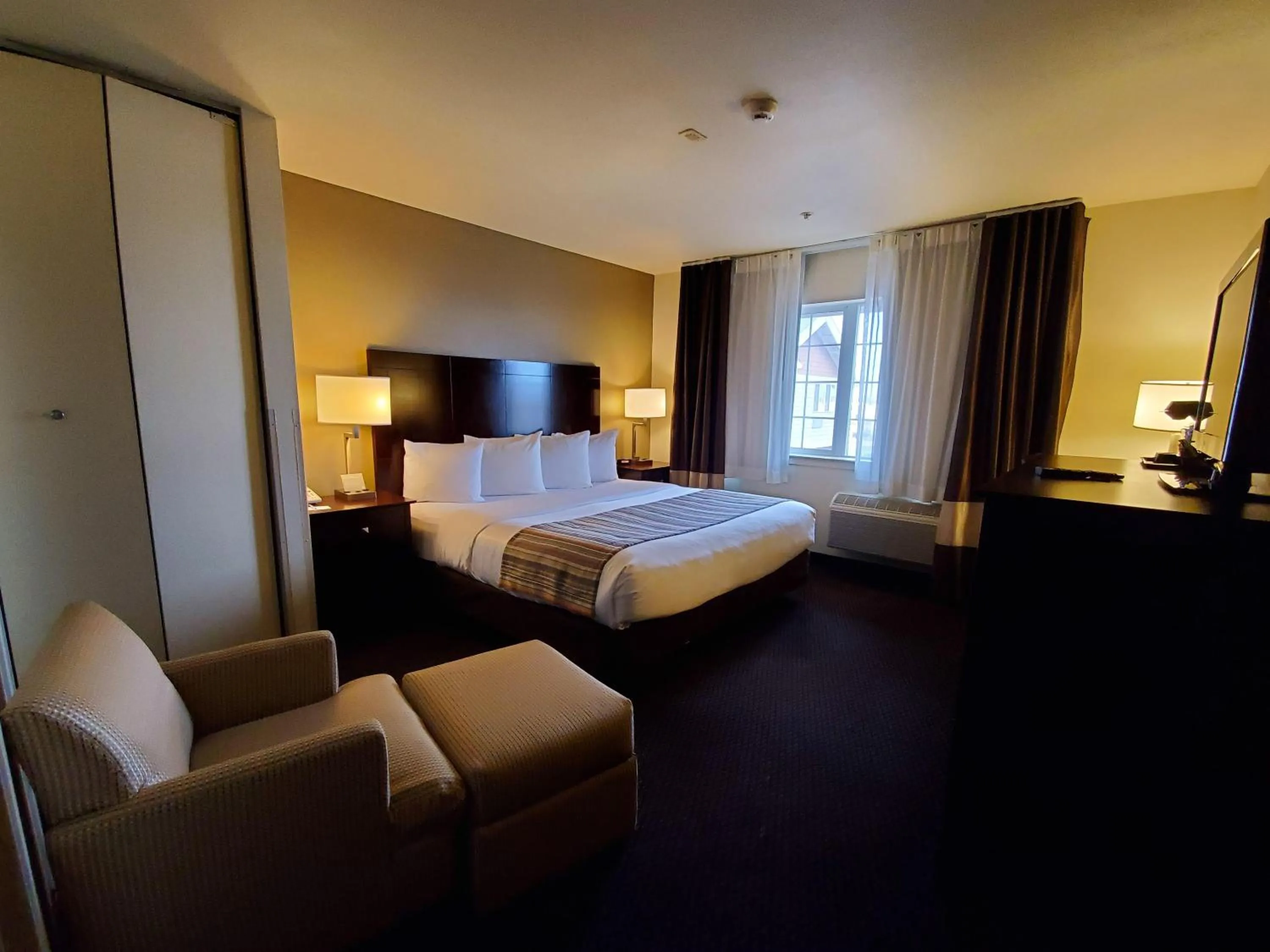 Photo of the whole room, Bed in Country Inn & Suites by Radisson, Bend, OR