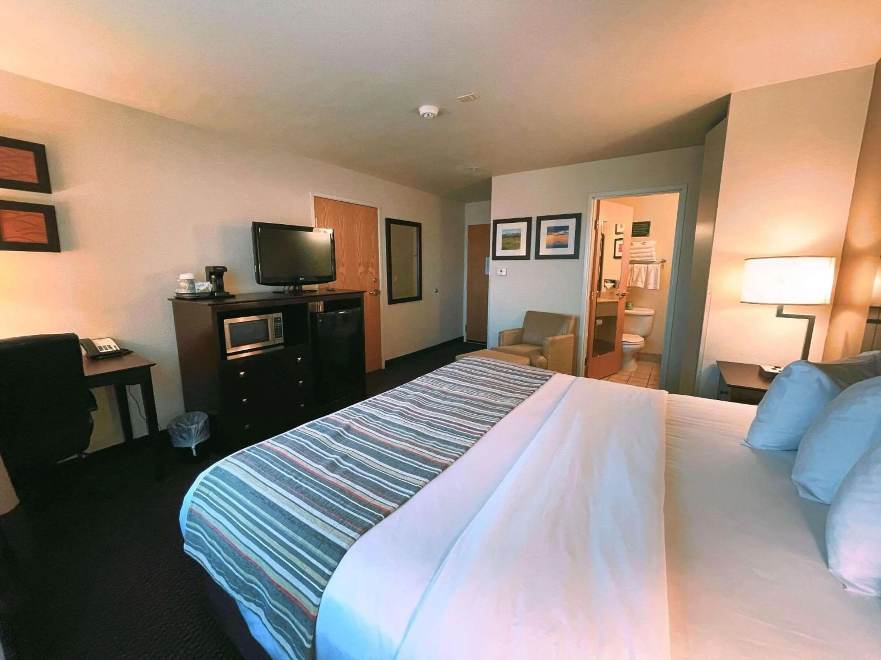 Bedroom, Bed in Country Inn & Suites by Radisson, Bend, OR