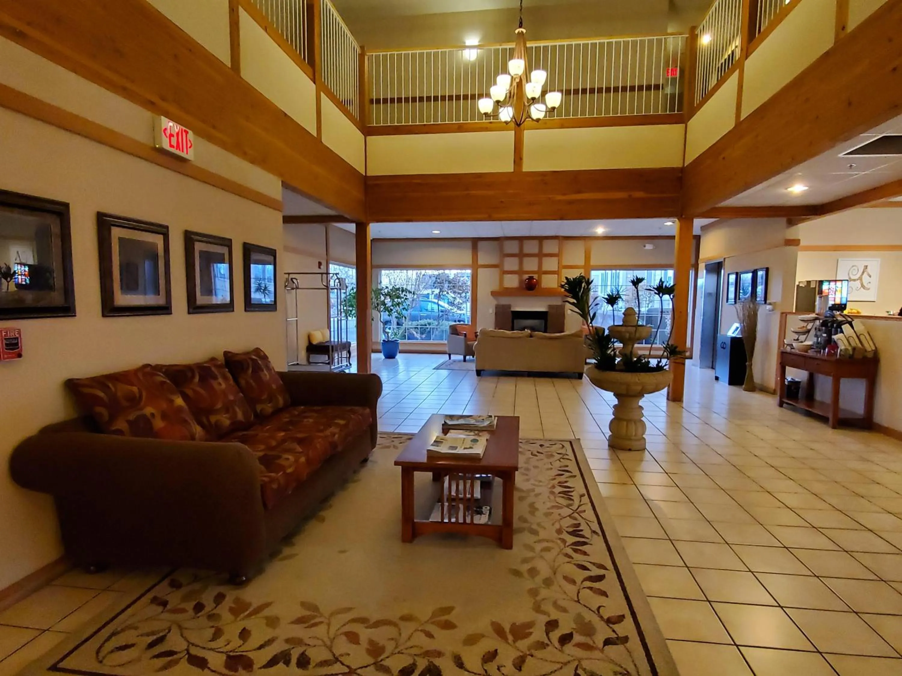 Living room in Country Inn & Suites by Radisson, Bend, OR