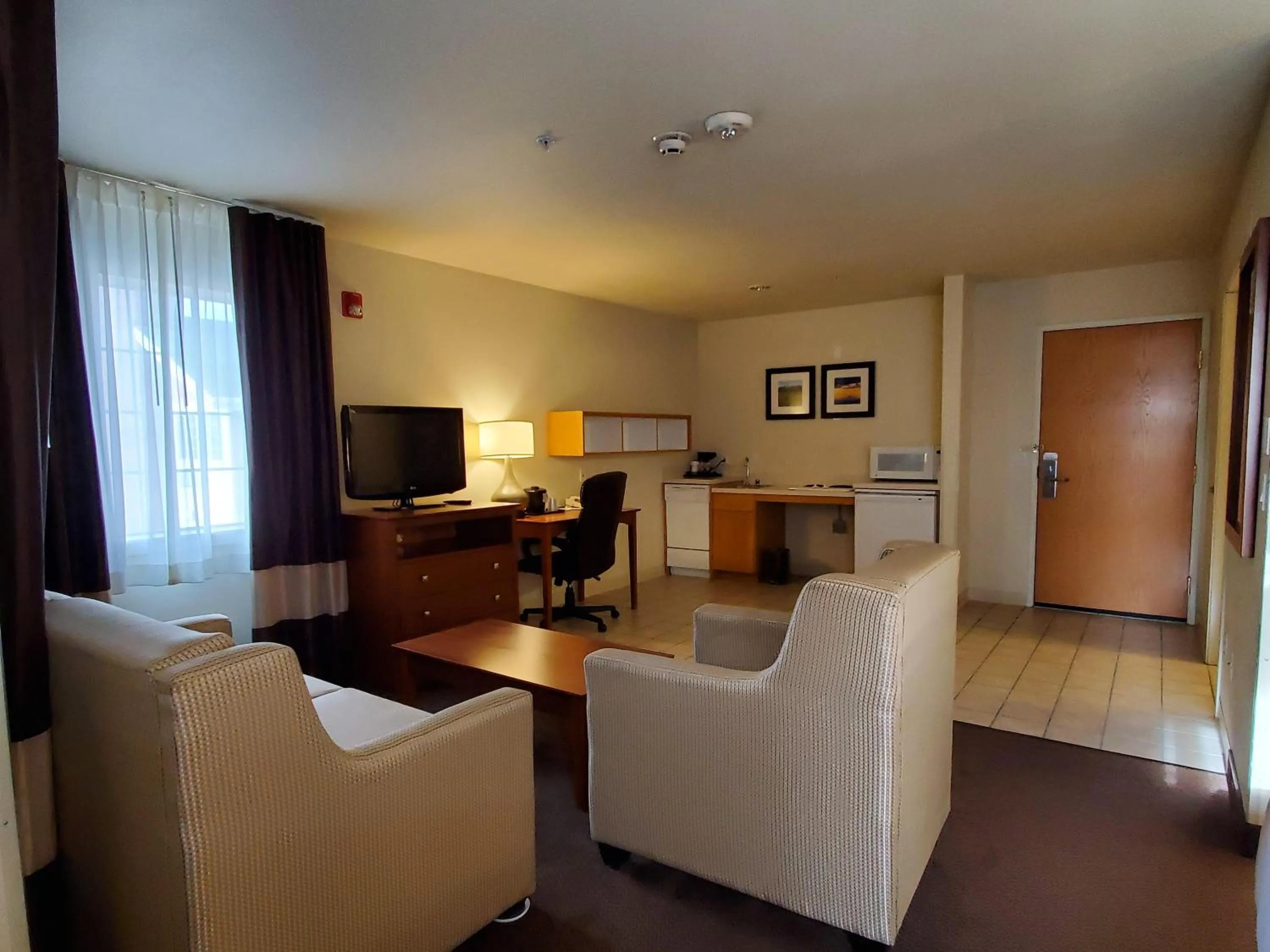 TV and multimedia in Country Inn & Suites by Radisson, Bend, OR