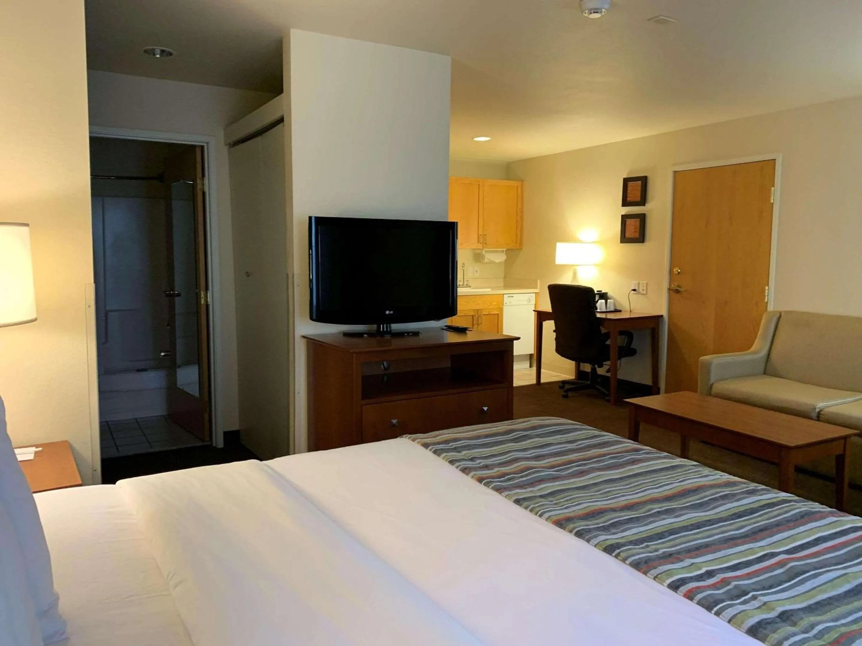 Bedroom, Bed in Country Inn & Suites by Radisson, Bend, OR