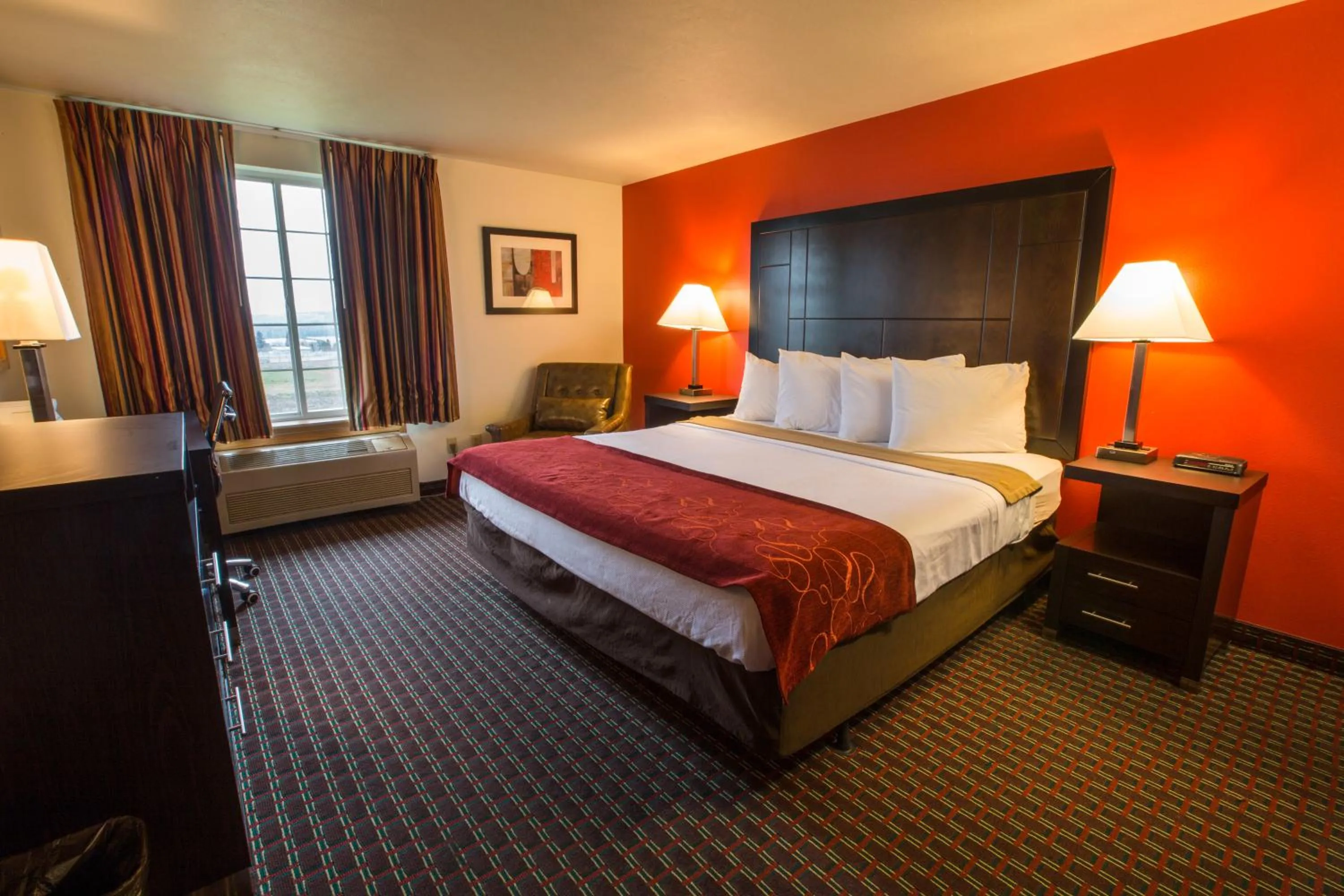 Bed in Bridgeway Inn & Suites - Portland Airport