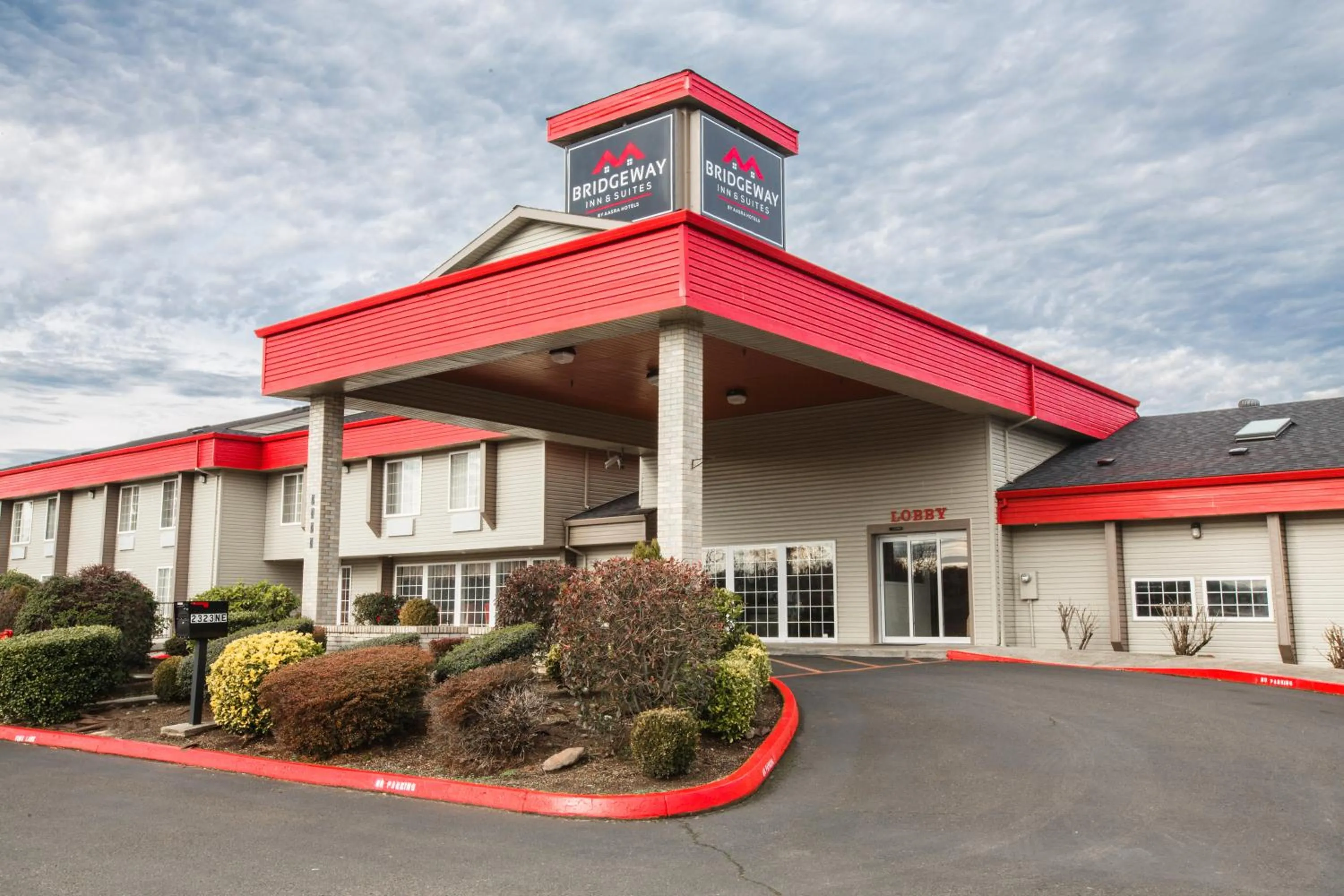 Property building in Bridgeway Inn & Suites - Portland Airport