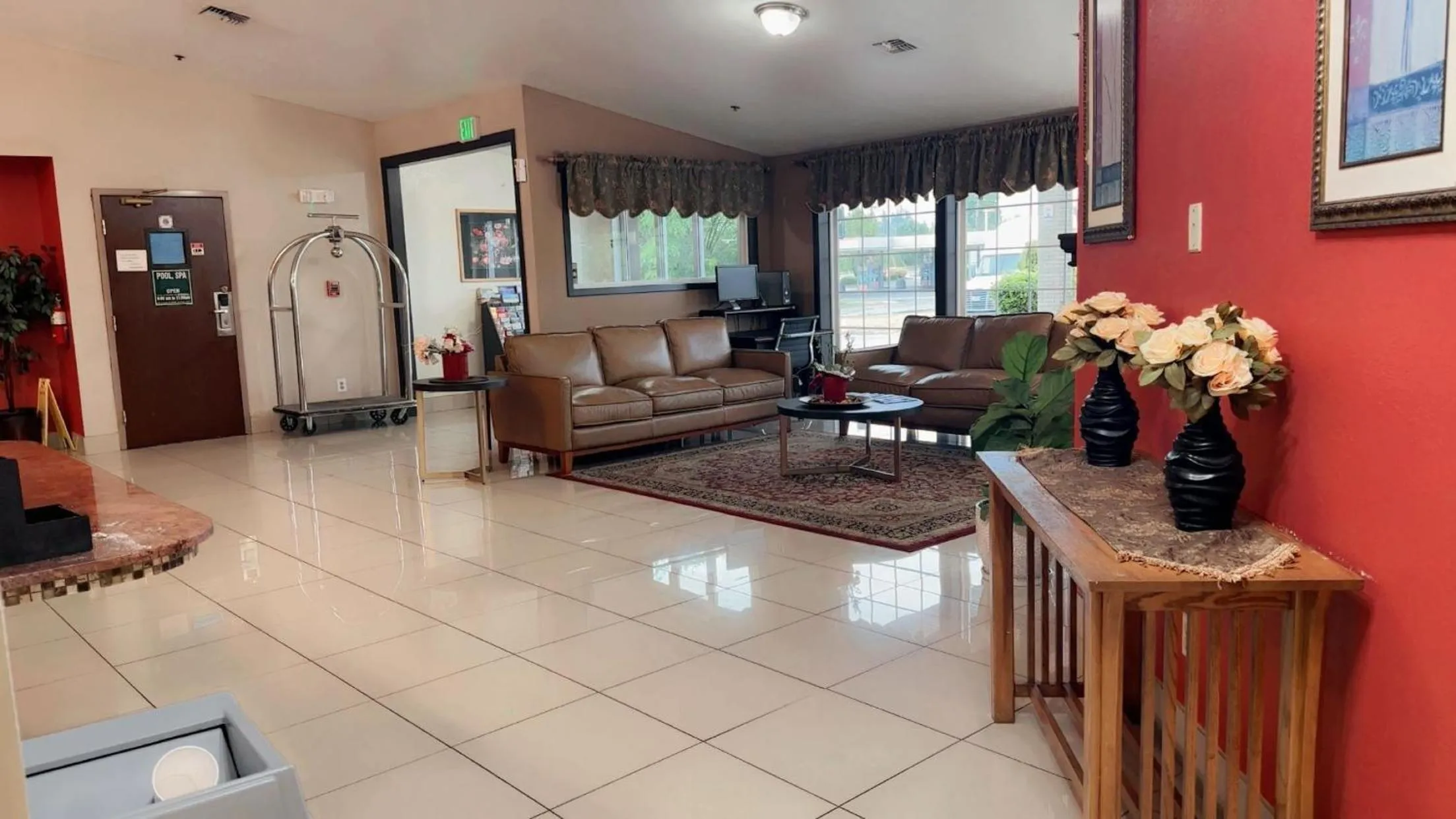 Seating area in Bridgeway Inn & Suites - Portland Airport