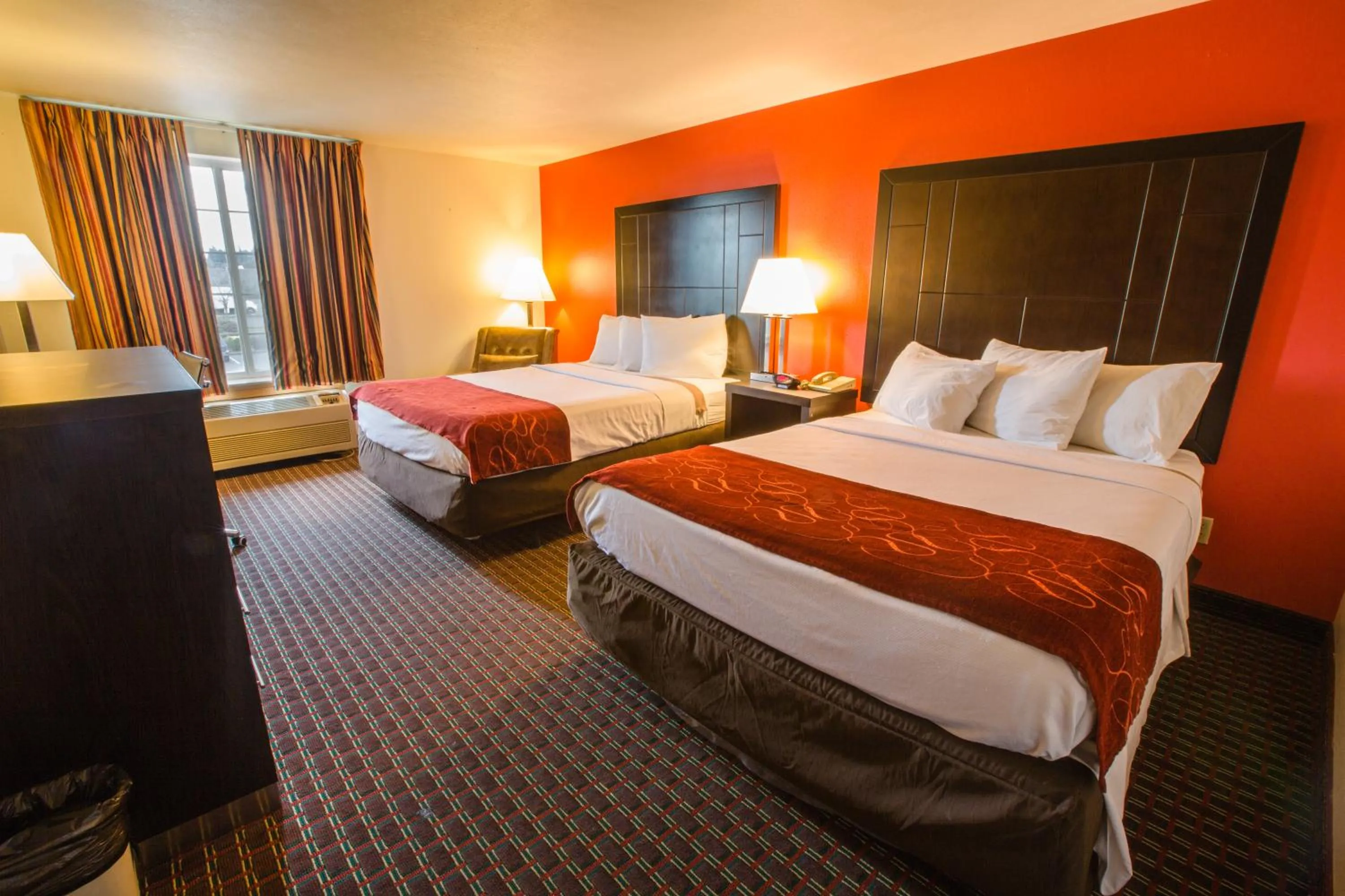 Bed in Bridgeway Inn & Suites - Portland Airport