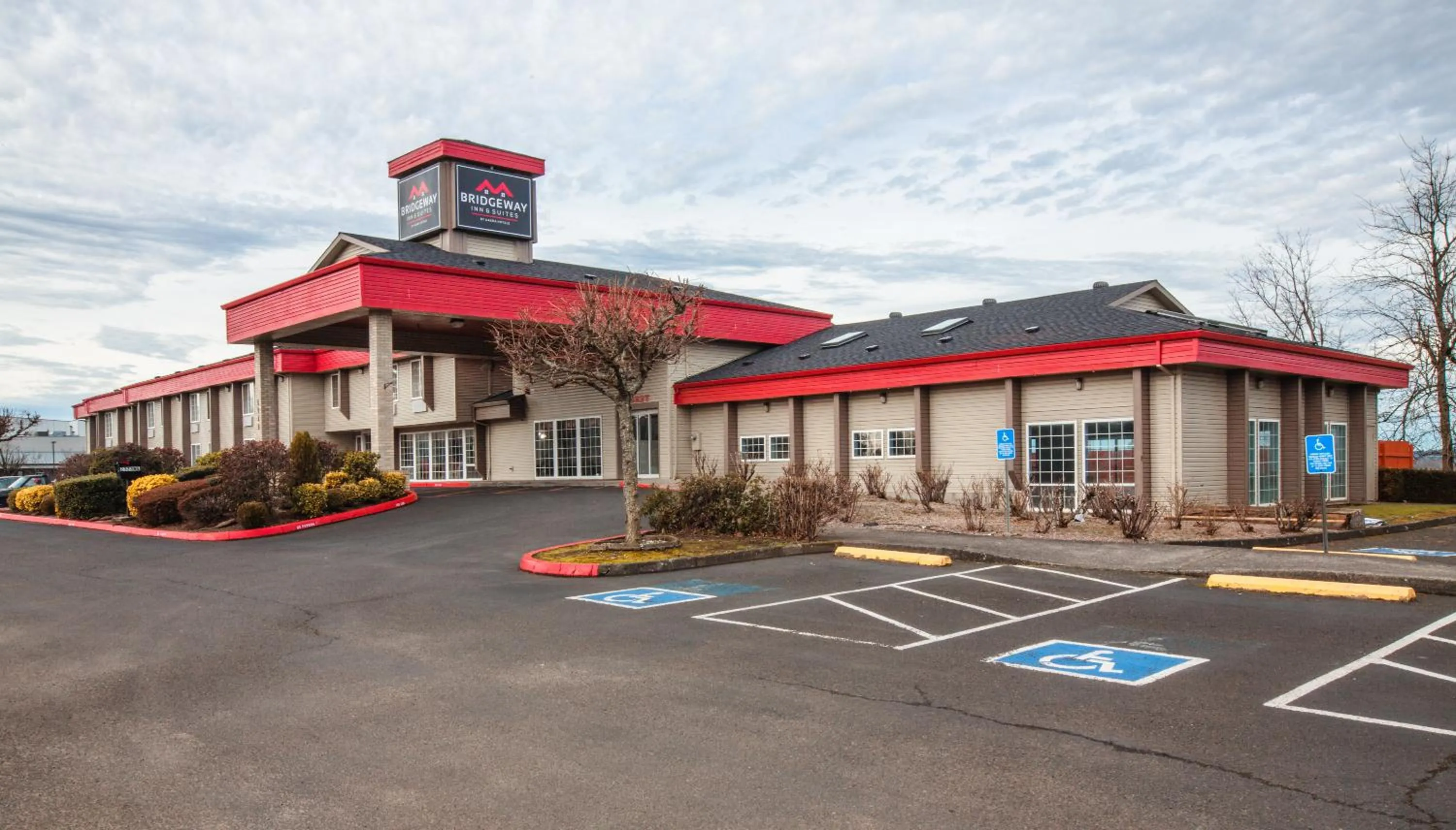 Property building in Bridgeway Inn & Suites - Portland Airport