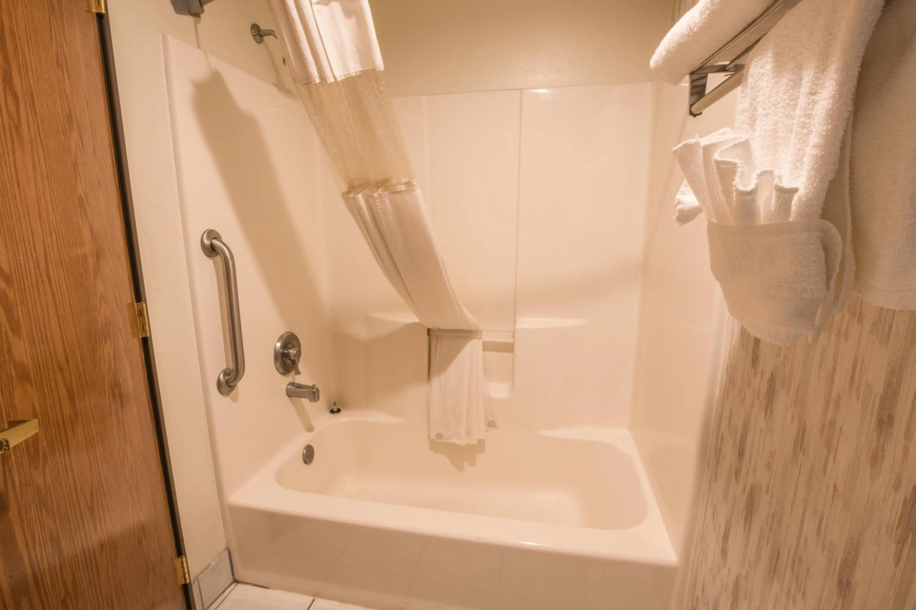 Bath in Bridgeway Inn & Suites - Portland Airport