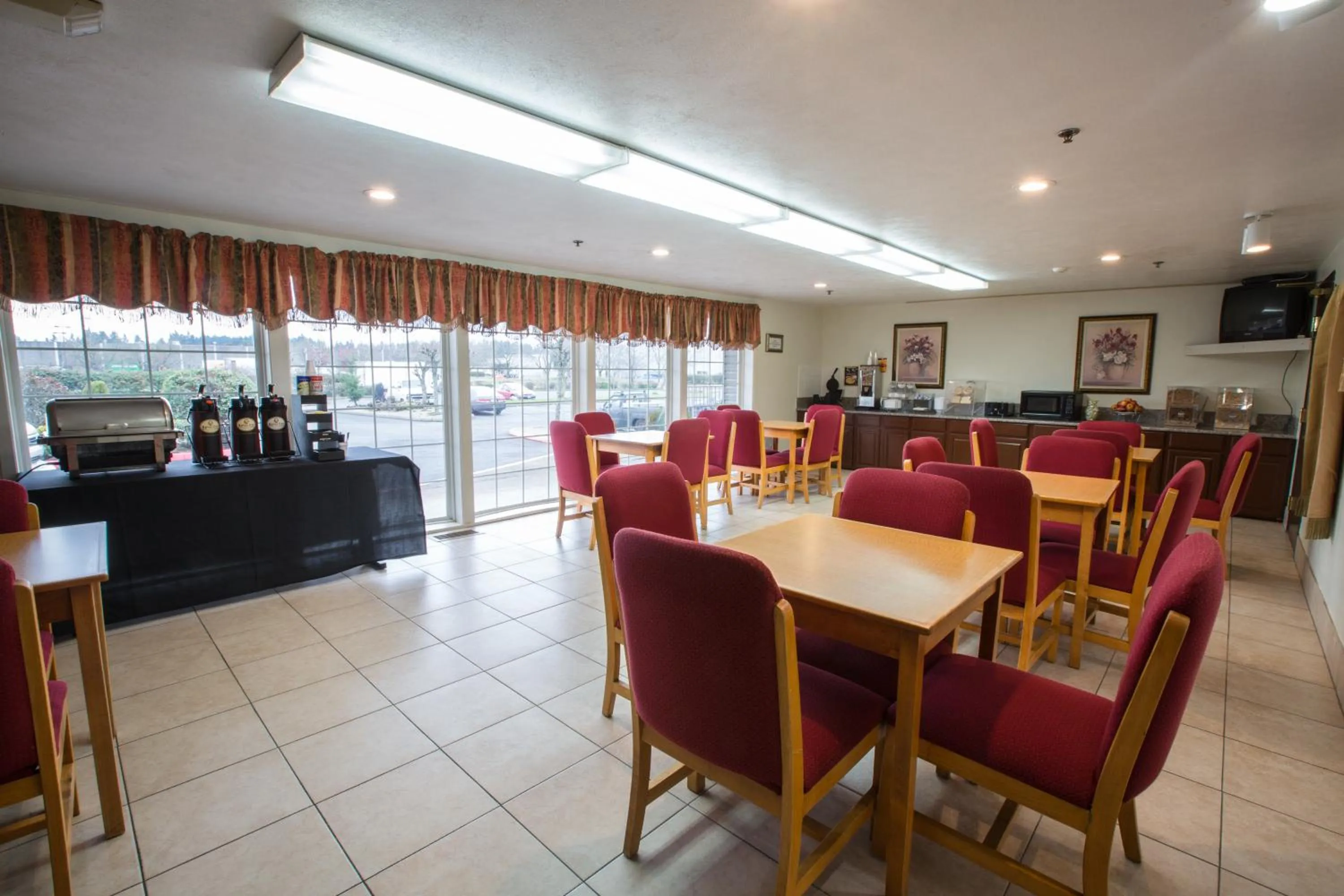 Breakfast in Bridgeway Inn & Suites - Portland Airport