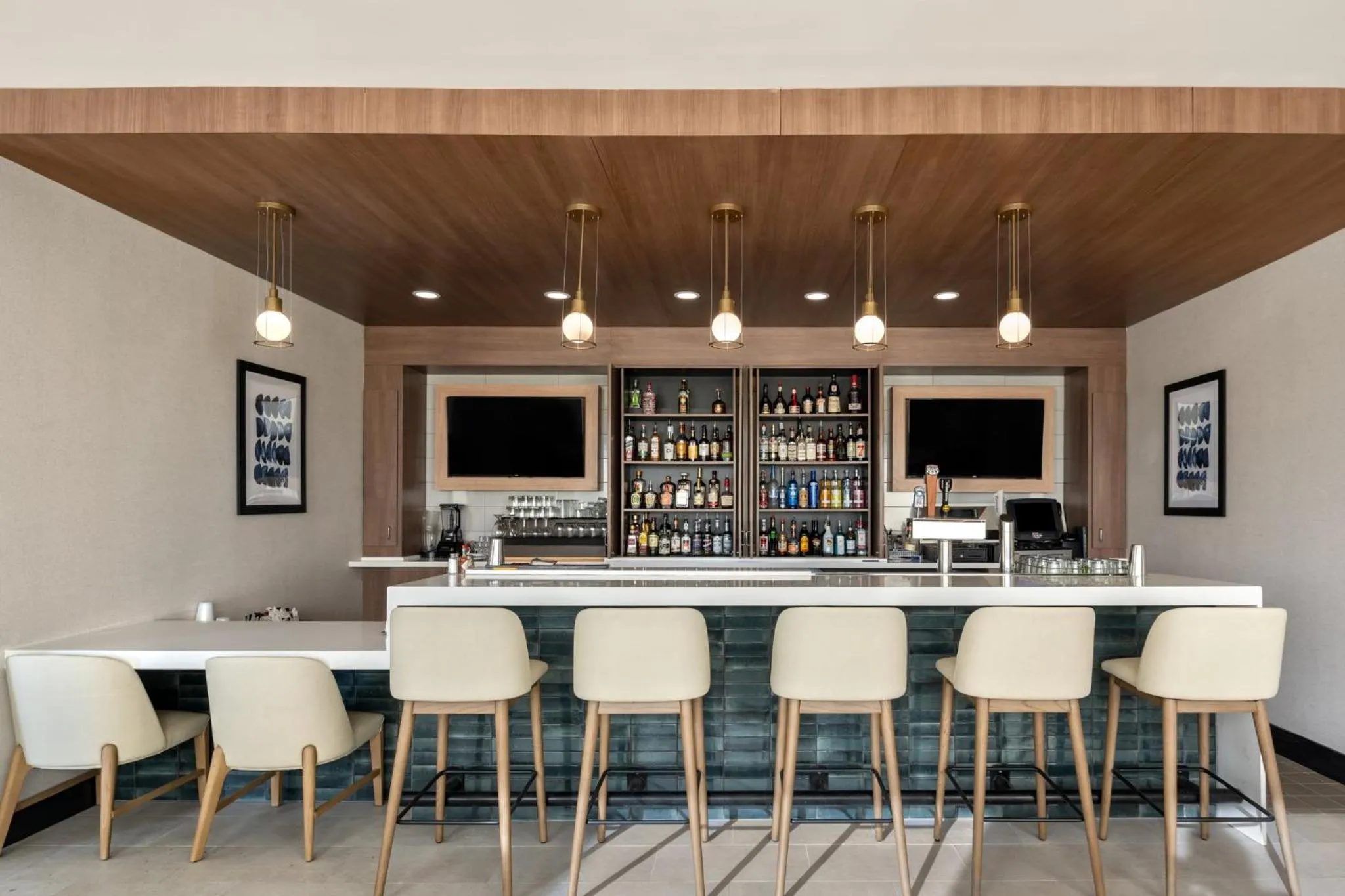 Lounge or bar in Clarion Inn Ontario