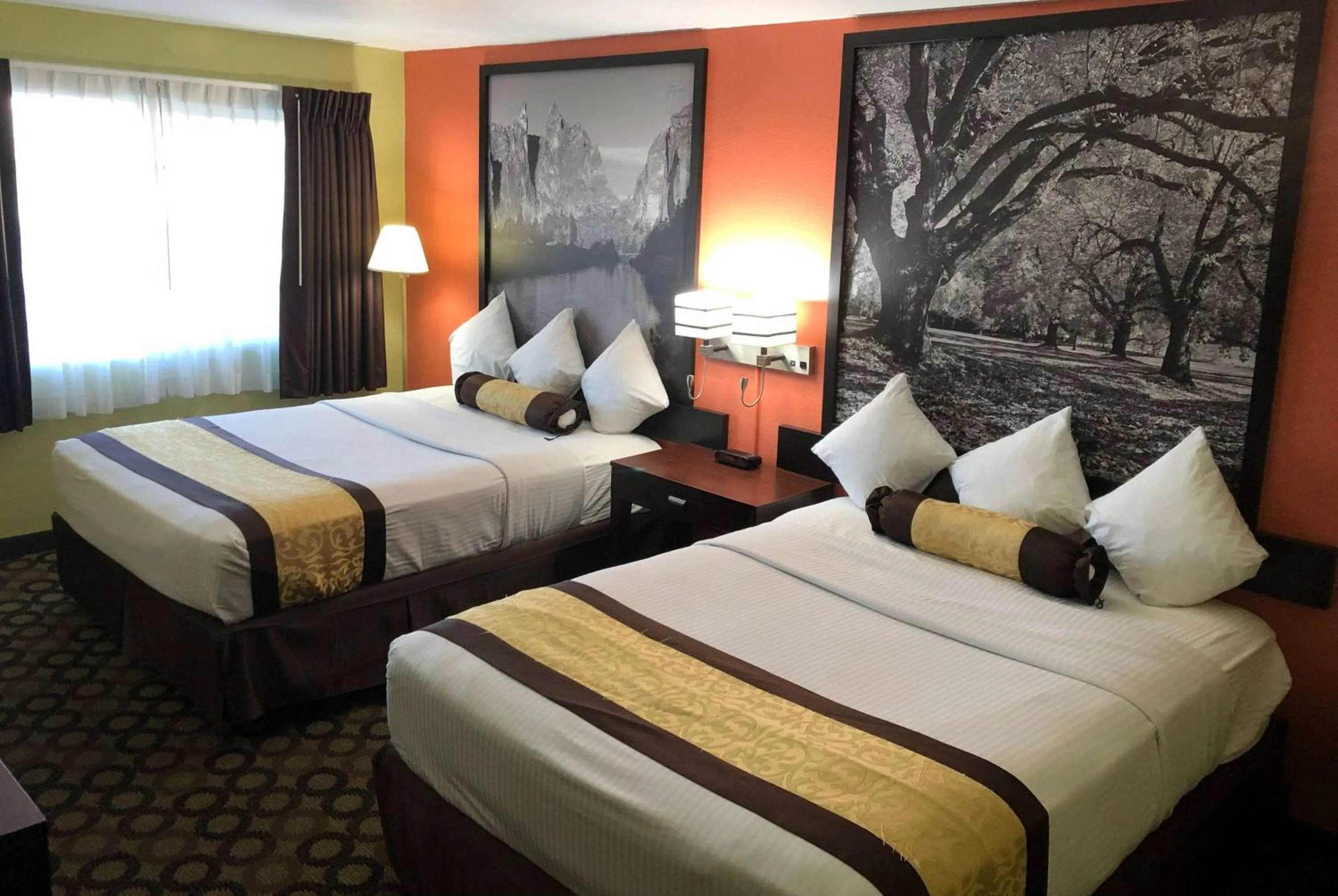 Photo of the whole room in Super 8 by Wyndham Ontario