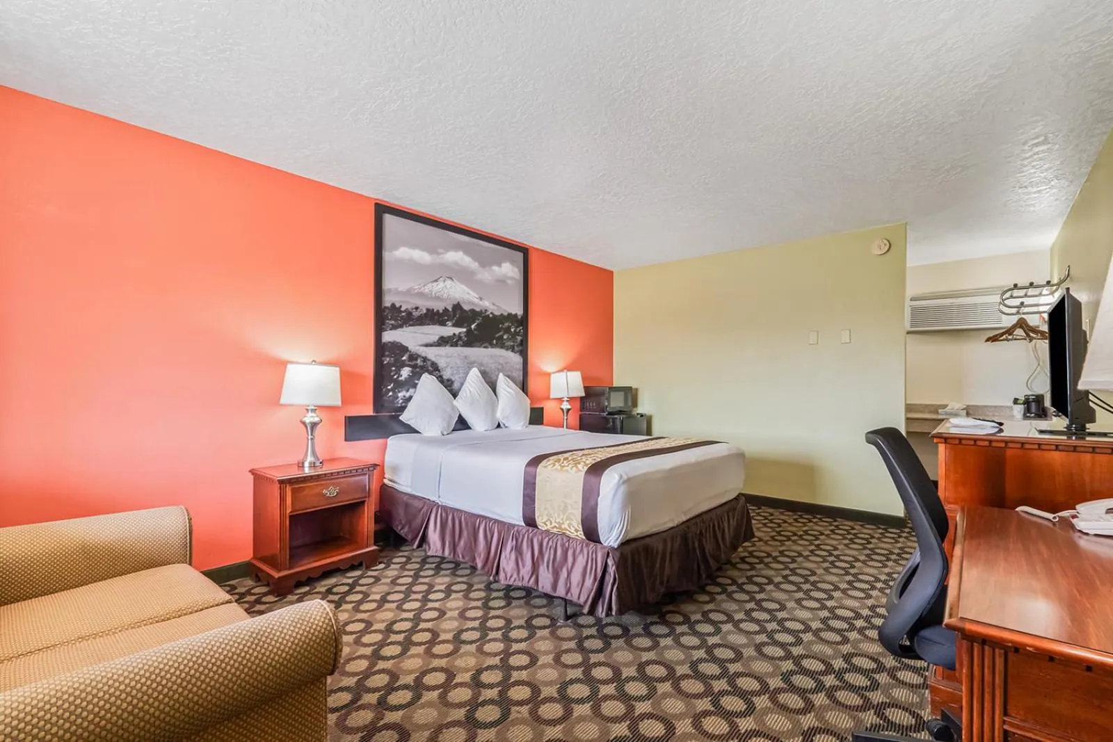 Bedroom in Super 8 by Wyndham Ontario