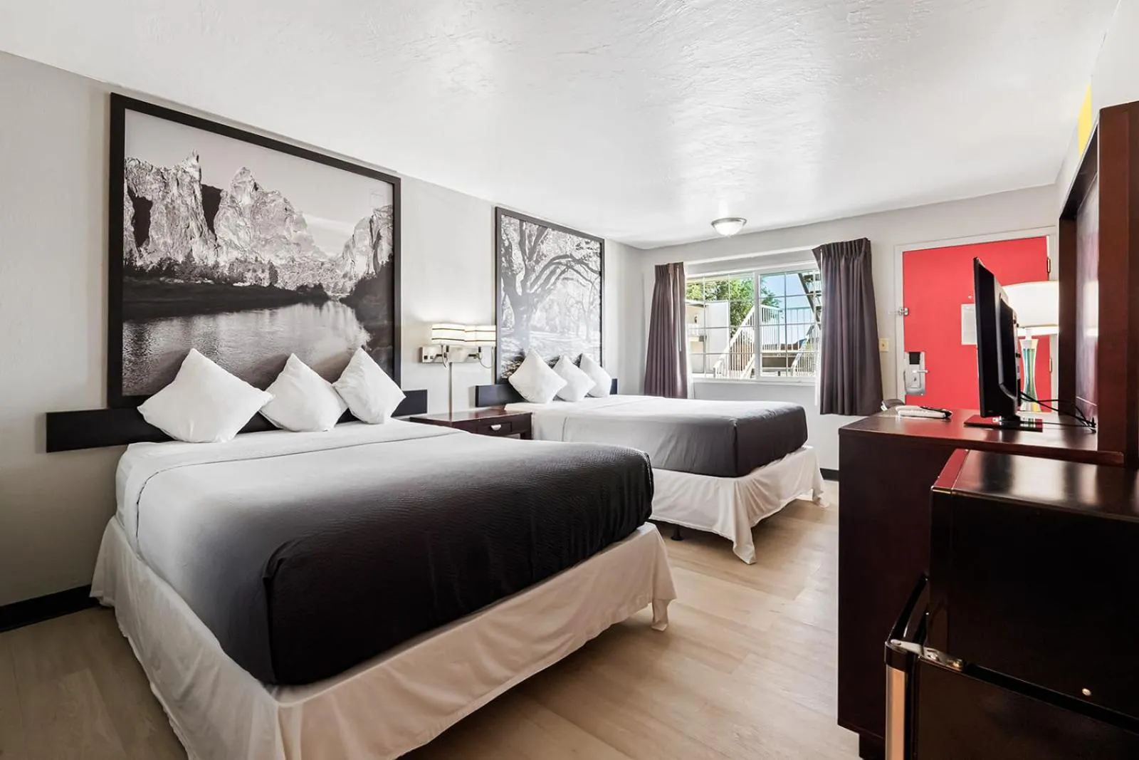 Bedroom in Super 8 by Wyndham Ontario