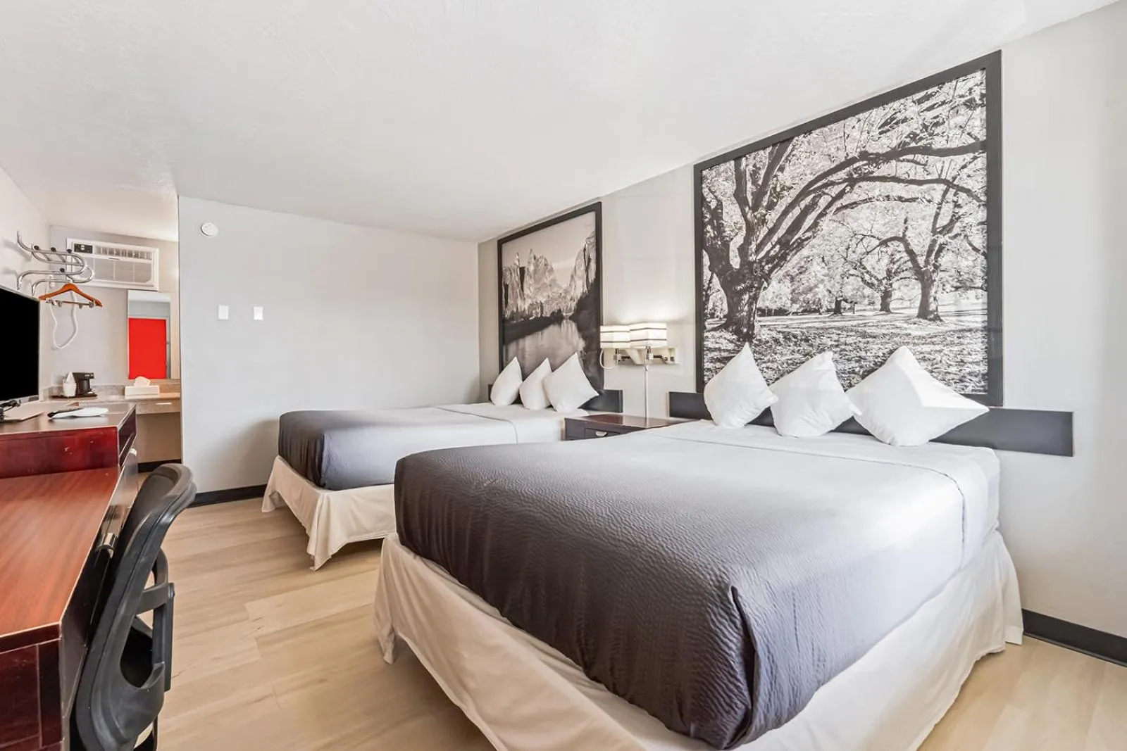 Photo of the whole room in Super 8 by Wyndham Ontario