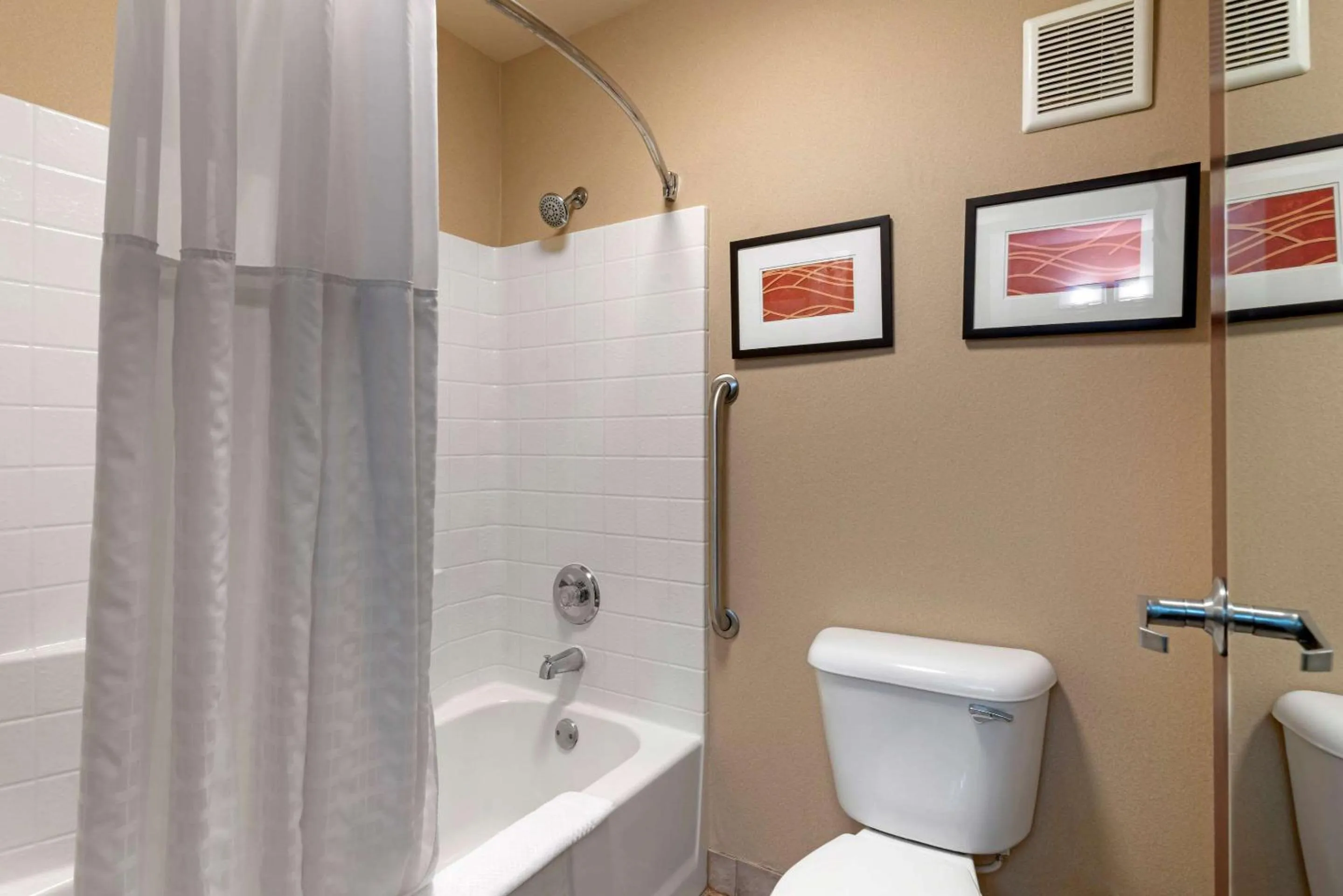Bathroom in Comfort Inn & Suites Salem Northeast
