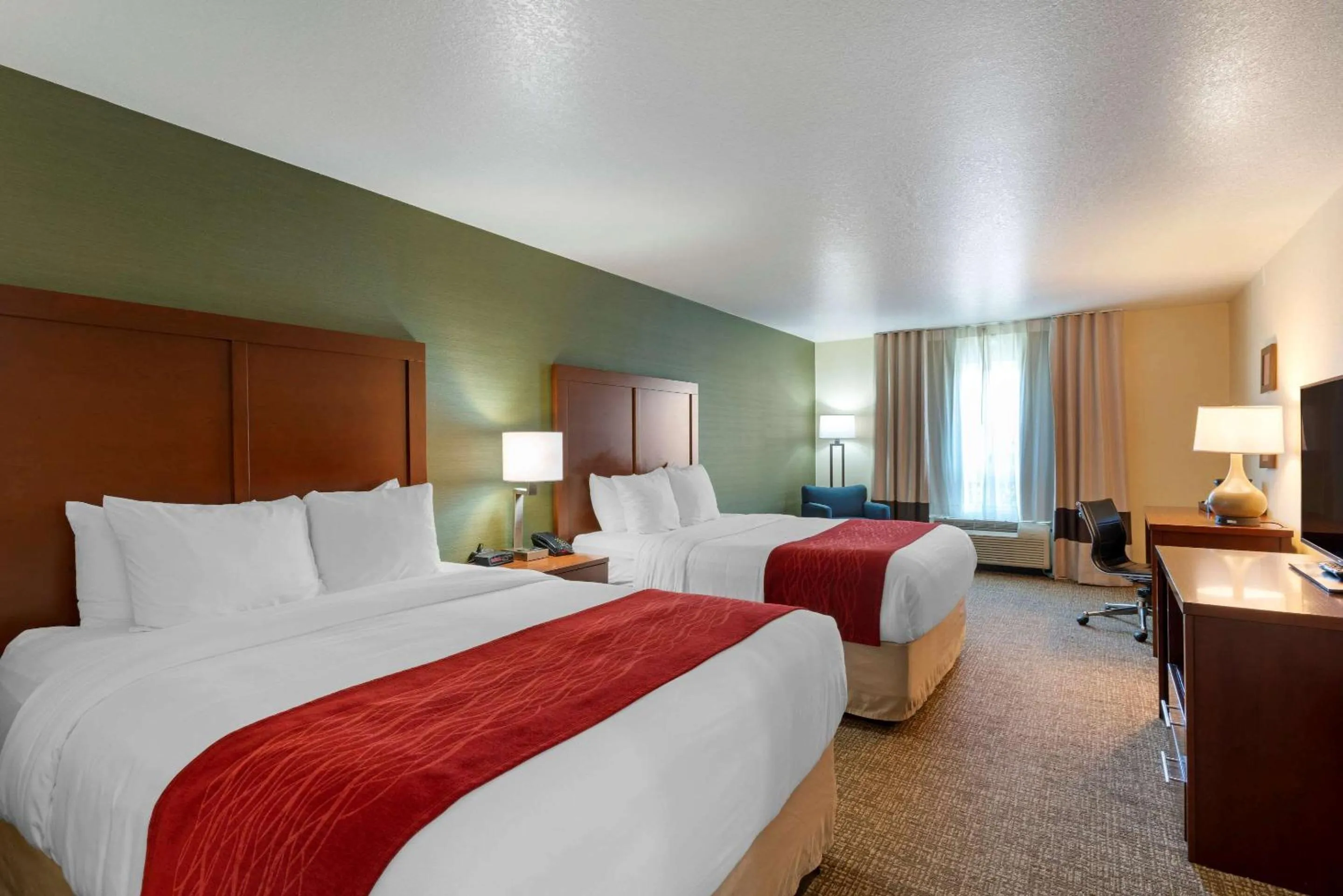 Photo of the whole room, Bed in Comfort Inn & Suites Salem Northeast