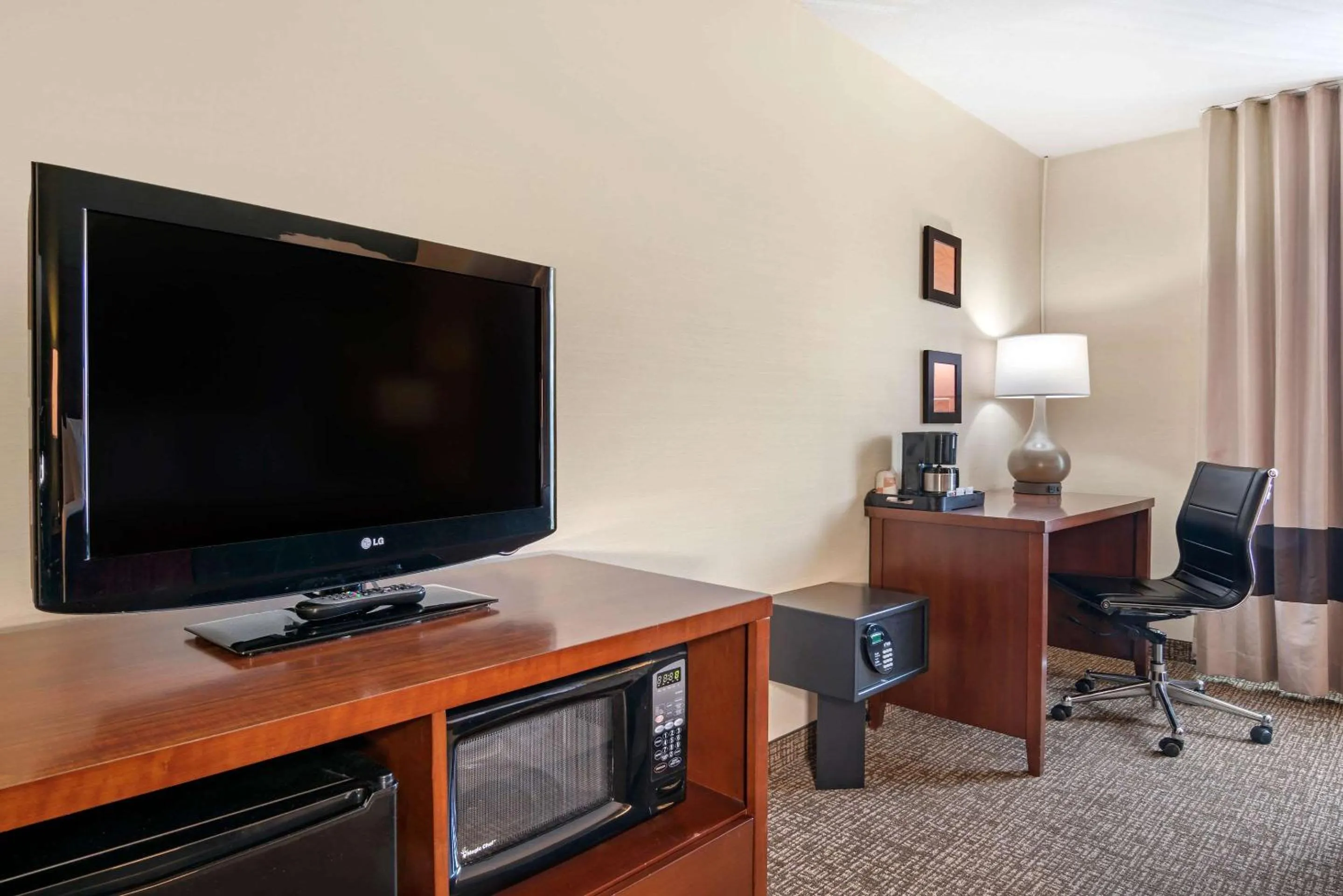 Photo of the whole room in Comfort Inn & Suites Salem Northeast