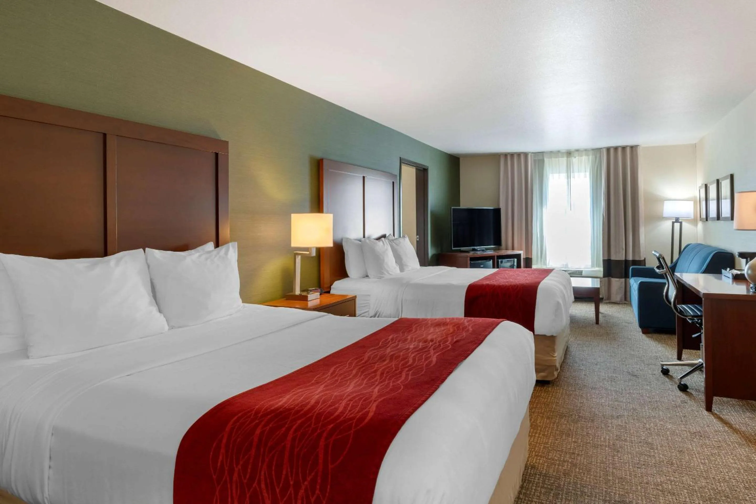 Photo of the whole room, Bed in Comfort Inn & Suites Salem Northeast