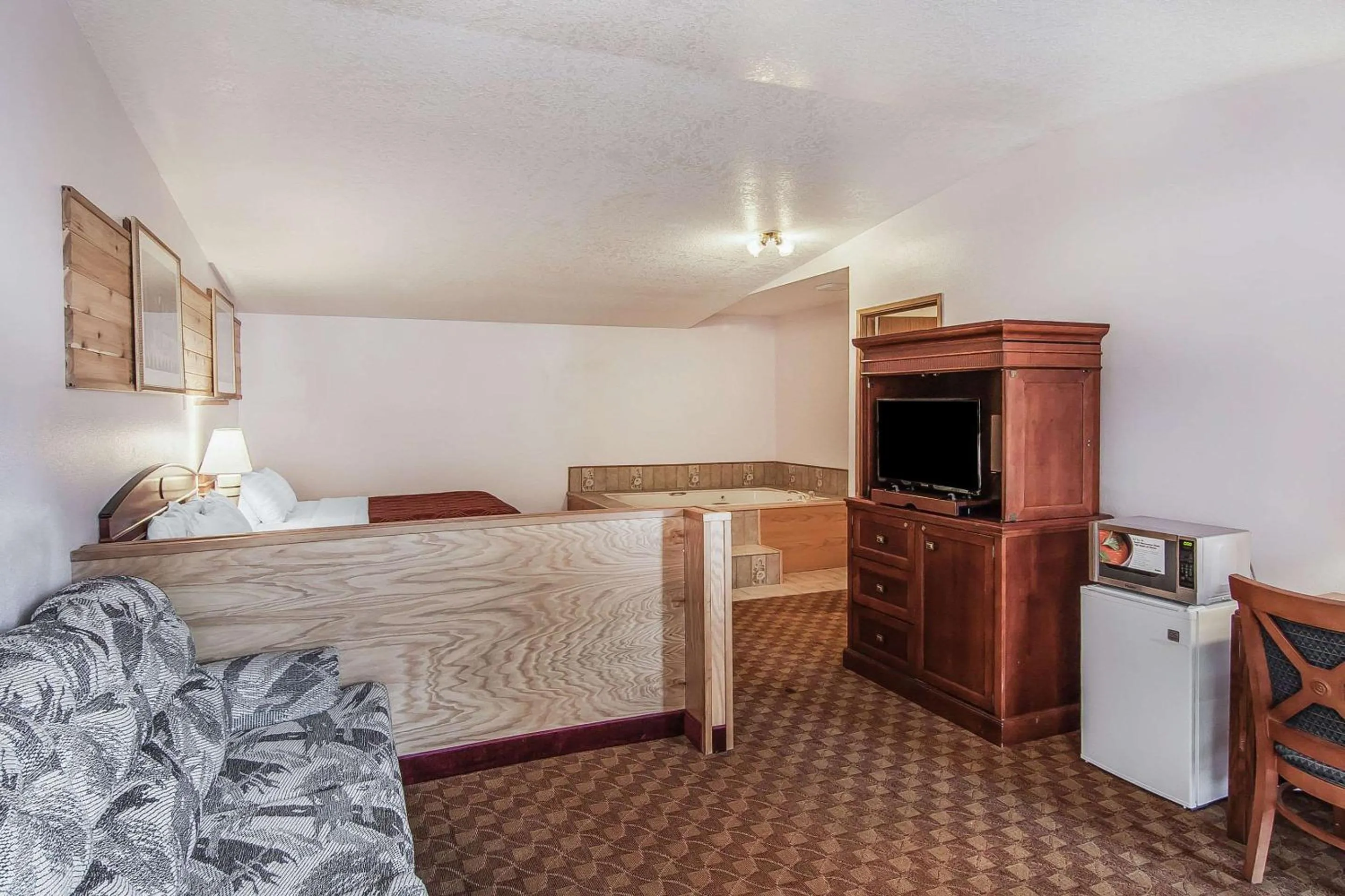 Bedroom, Bed in Econo Lodge Inn & Suites Madras