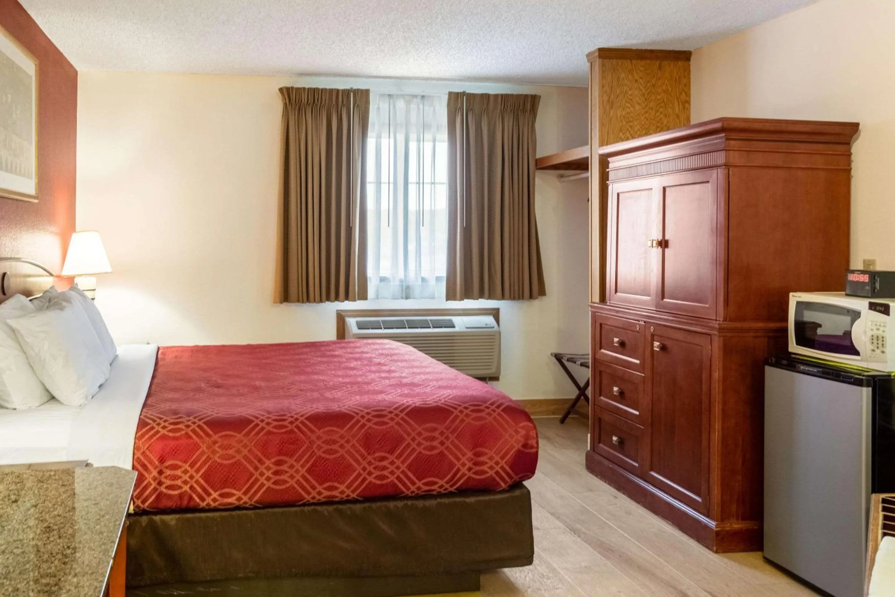 Bedroom, Bed in Econo Lodge Inn & Suites Madras