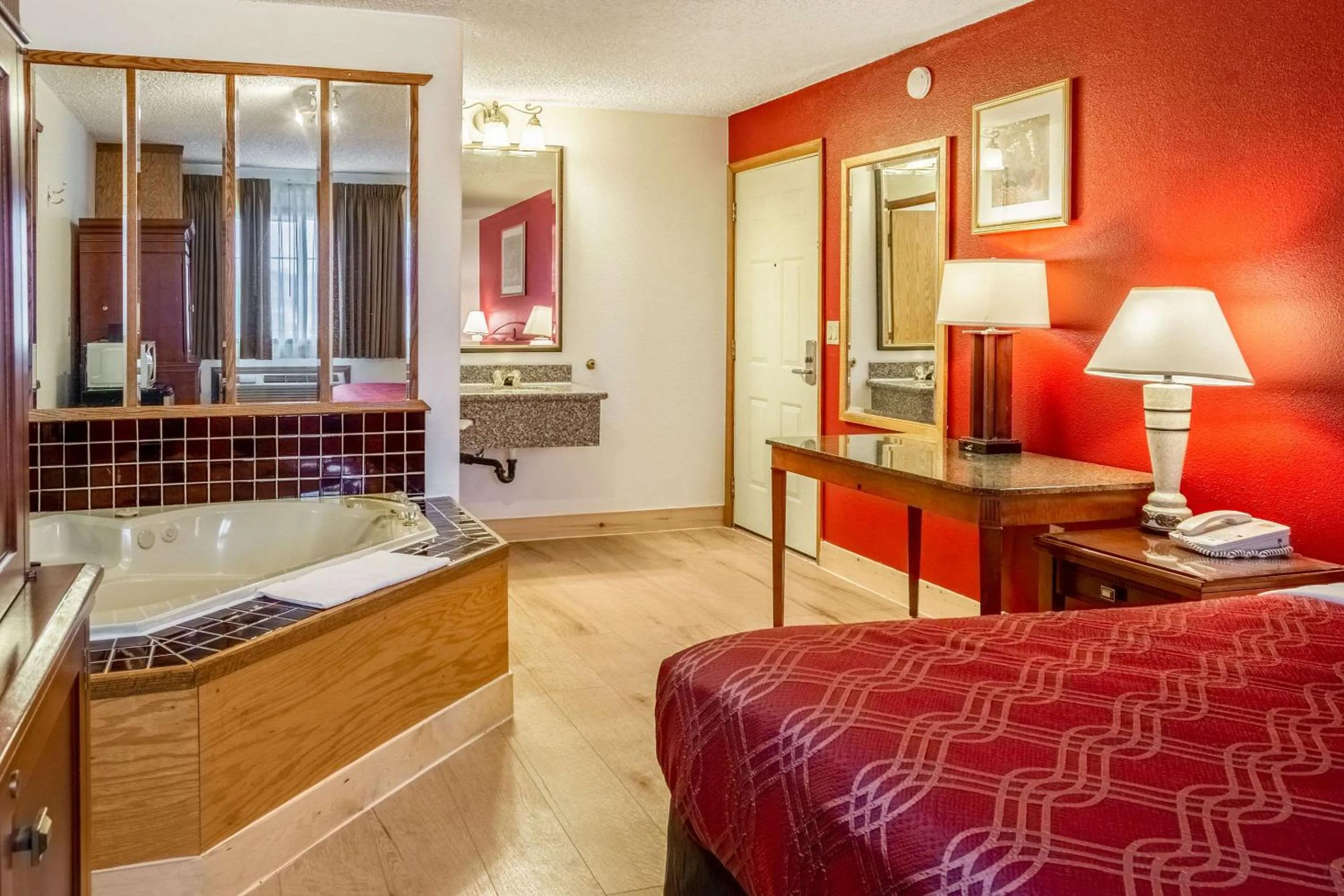 Bedroom, Bed in Econo Lodge Inn & Suites Madras