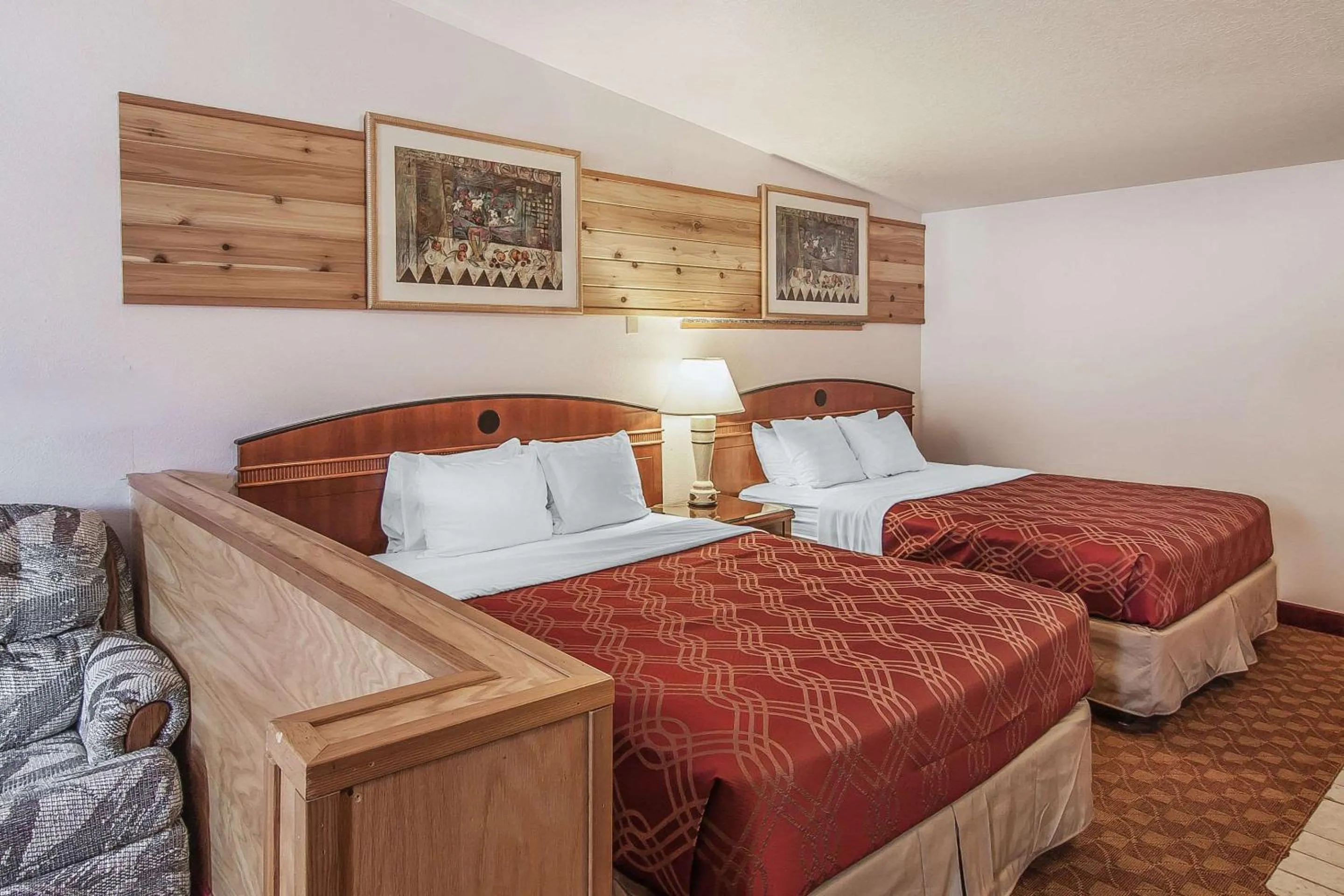 Bedroom, Bed in Econo Lodge Inn & Suites Madras