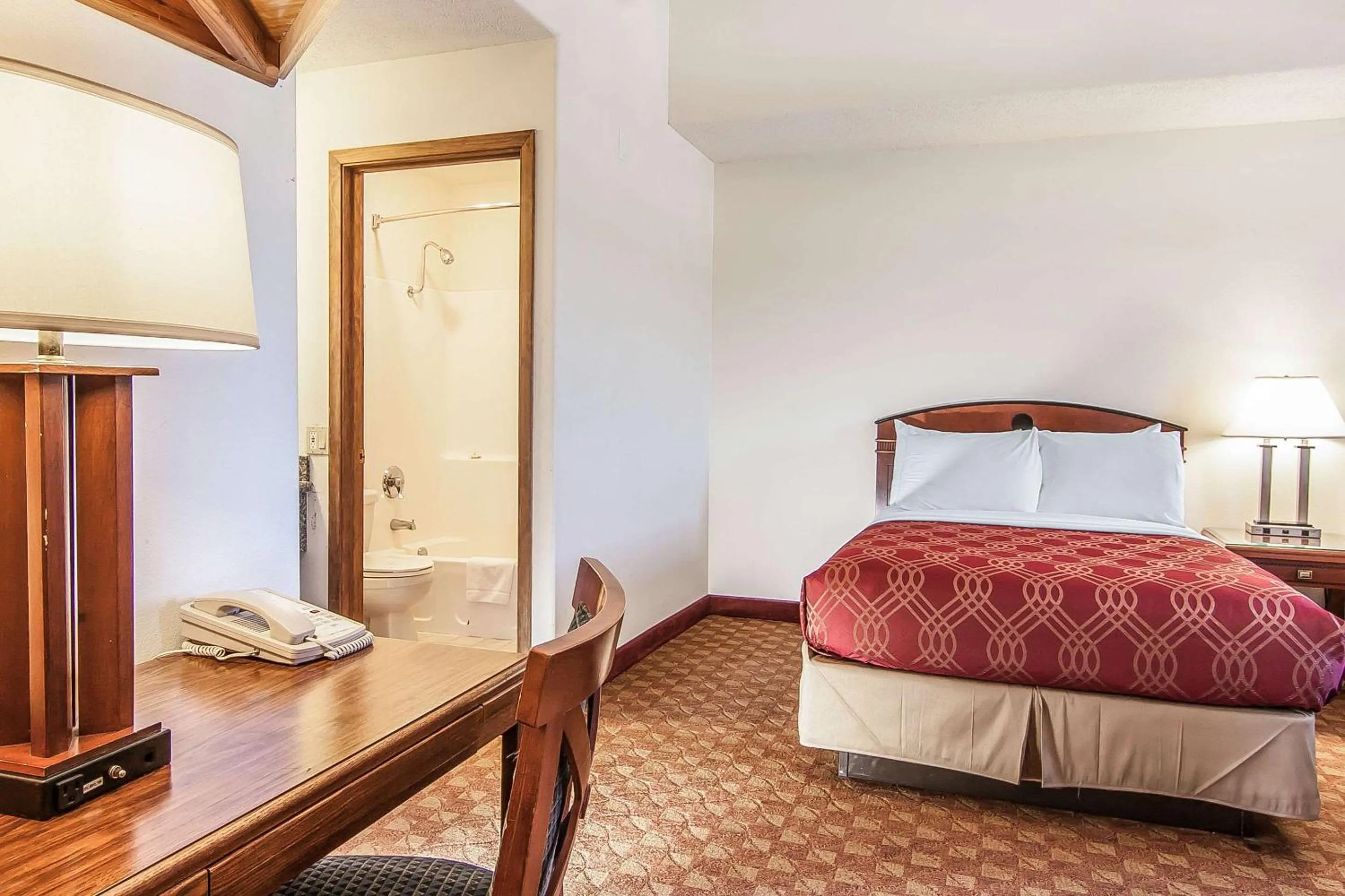 Bedroom, Bed in Econo Lodge Inn & Suites Madras