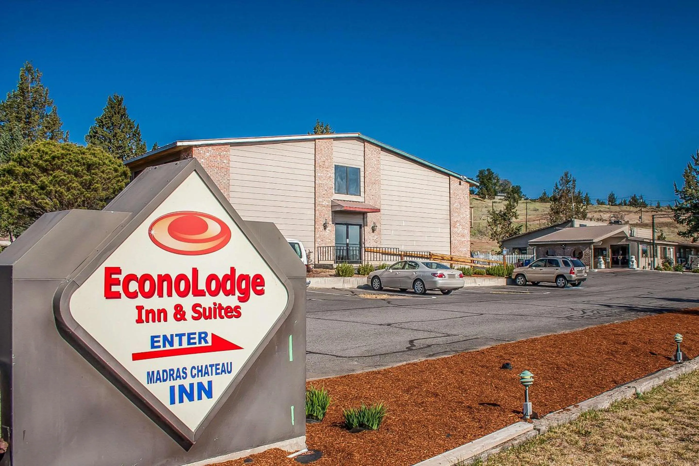 Property building in Econo Lodge Inn & Suites Madras