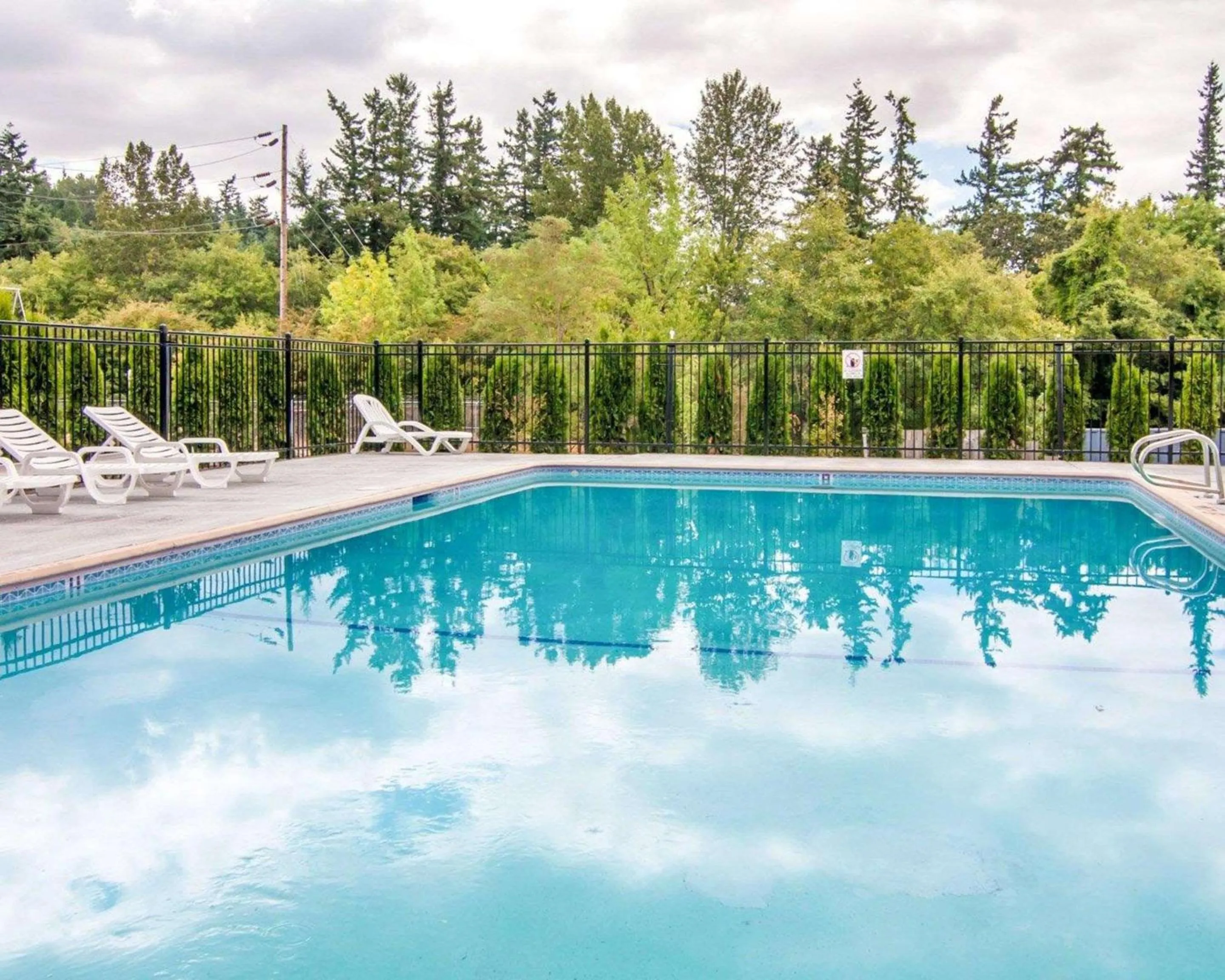 On site, Swimming Pool in Quality Inn Tigard Portland Southwest