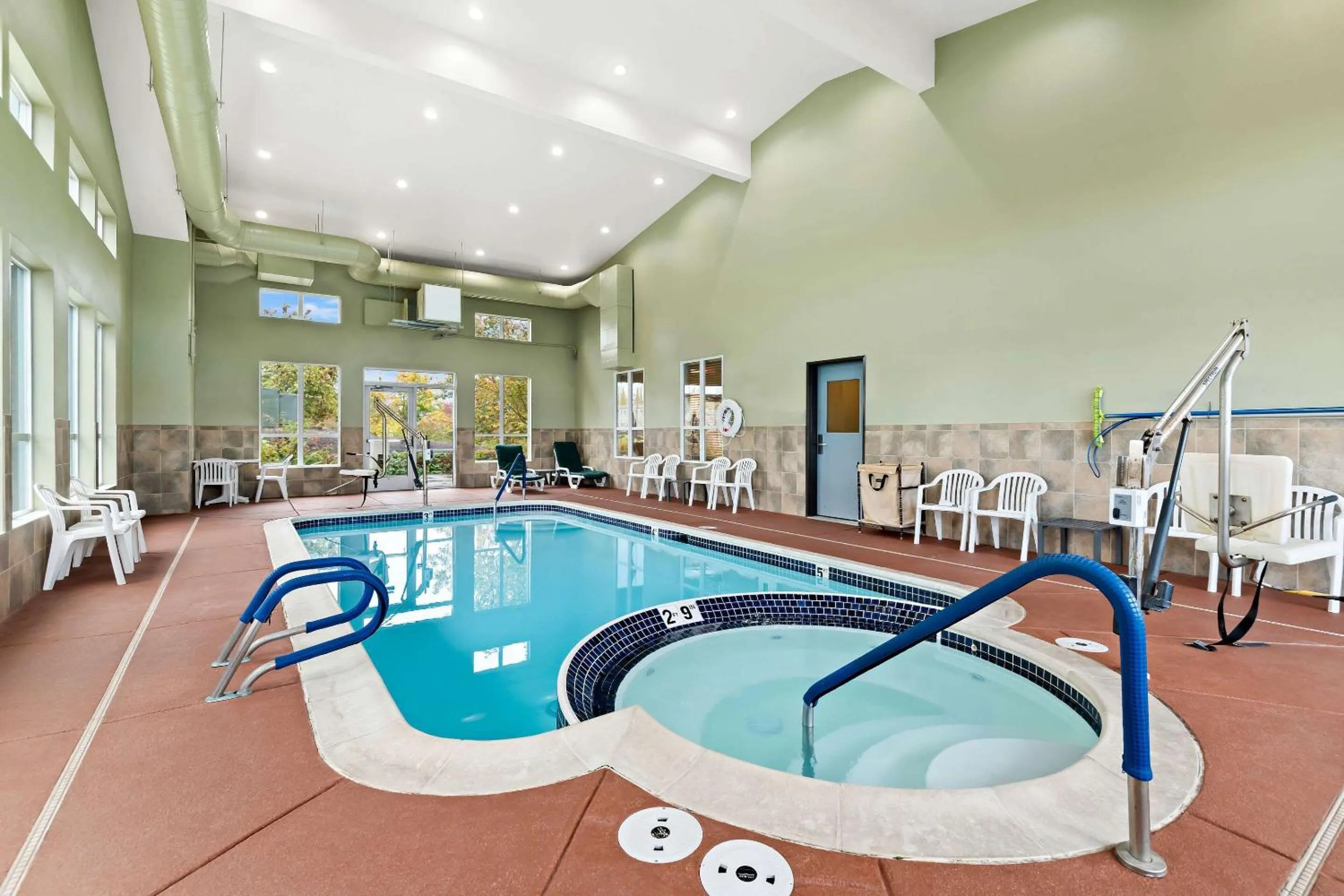 Swimming pool in Comfort Inn & Suites Creswell